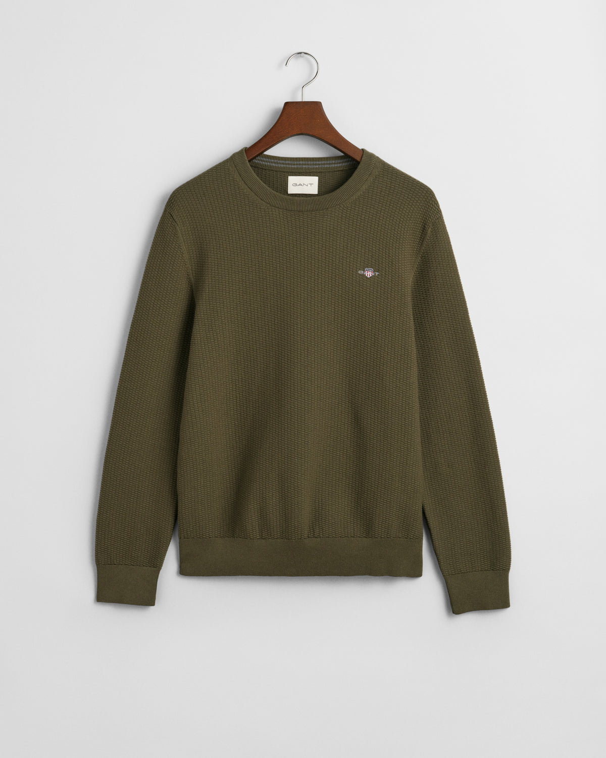 JUNIPER GREEN, COTTON MICRO TEXTURED C-NECK, FLAT-LAY BY GANT AU.