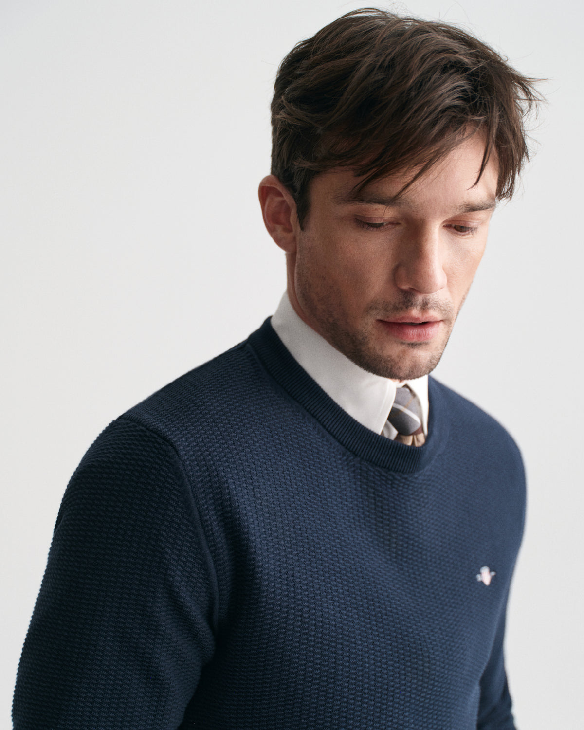 EVENING BLUE, COTTON MICRO TEXTURED C-NECK, CLOSE-UP BY GANT AU.