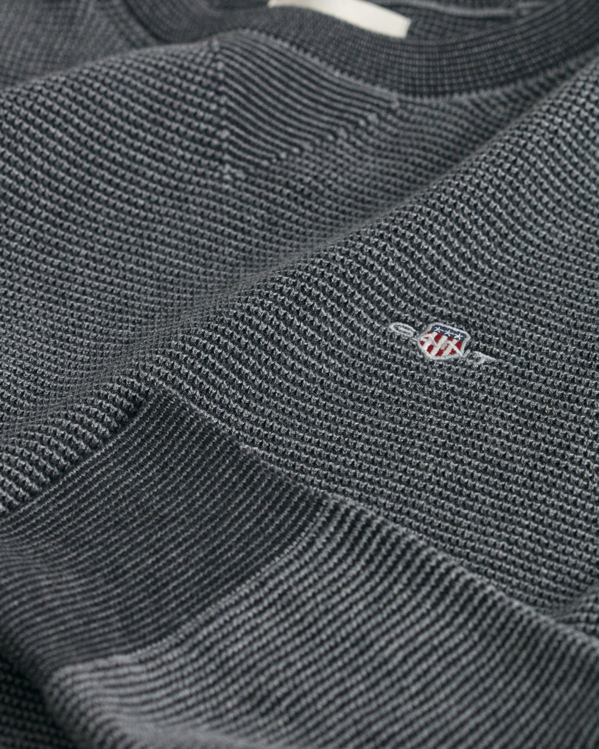 DARK GREY MELANGE, 2-TONE TEXTURED C-NECK, CLOSE-UP BY GANT AU.