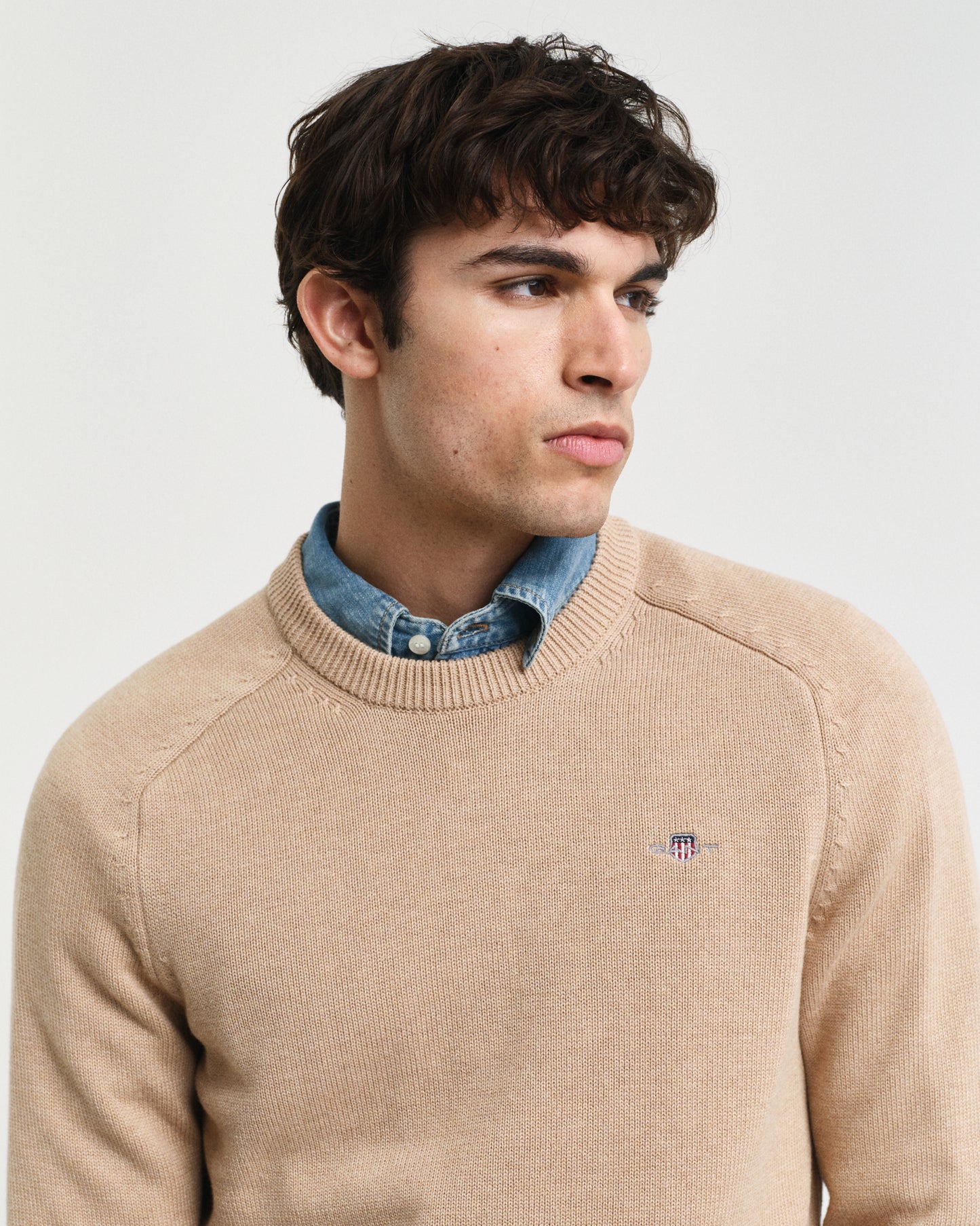 KHAKI MELANGE, CASUAL COTTON SADDLE C-NECK, CLOSE-UP BY GANT AU.