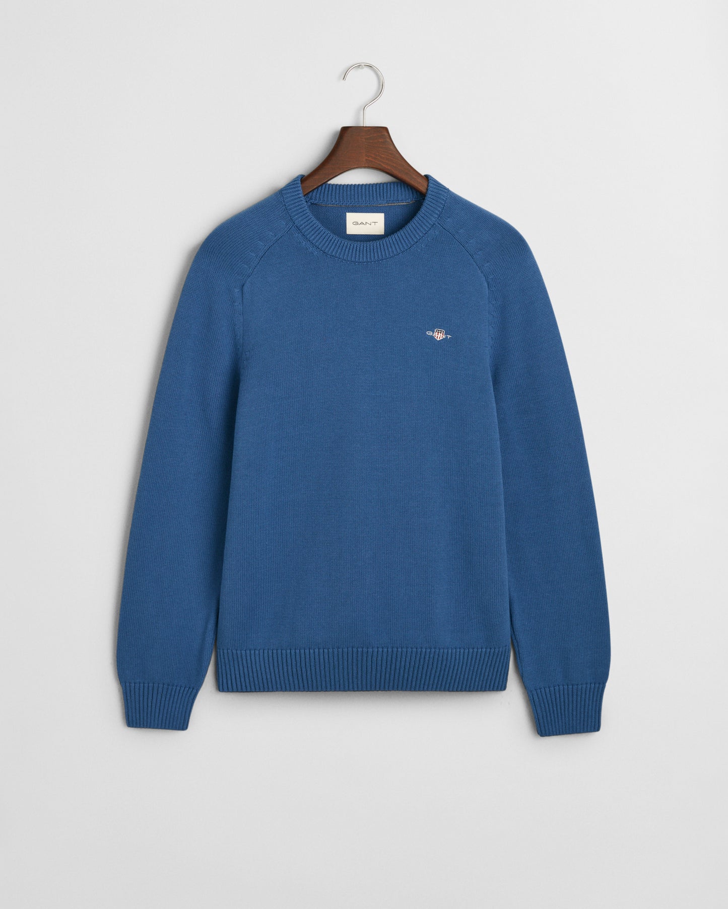 VINTAGE BLUE, CASUAL COTTON SADDLE C-NECK, FLAT-LAY BY GANT AU.