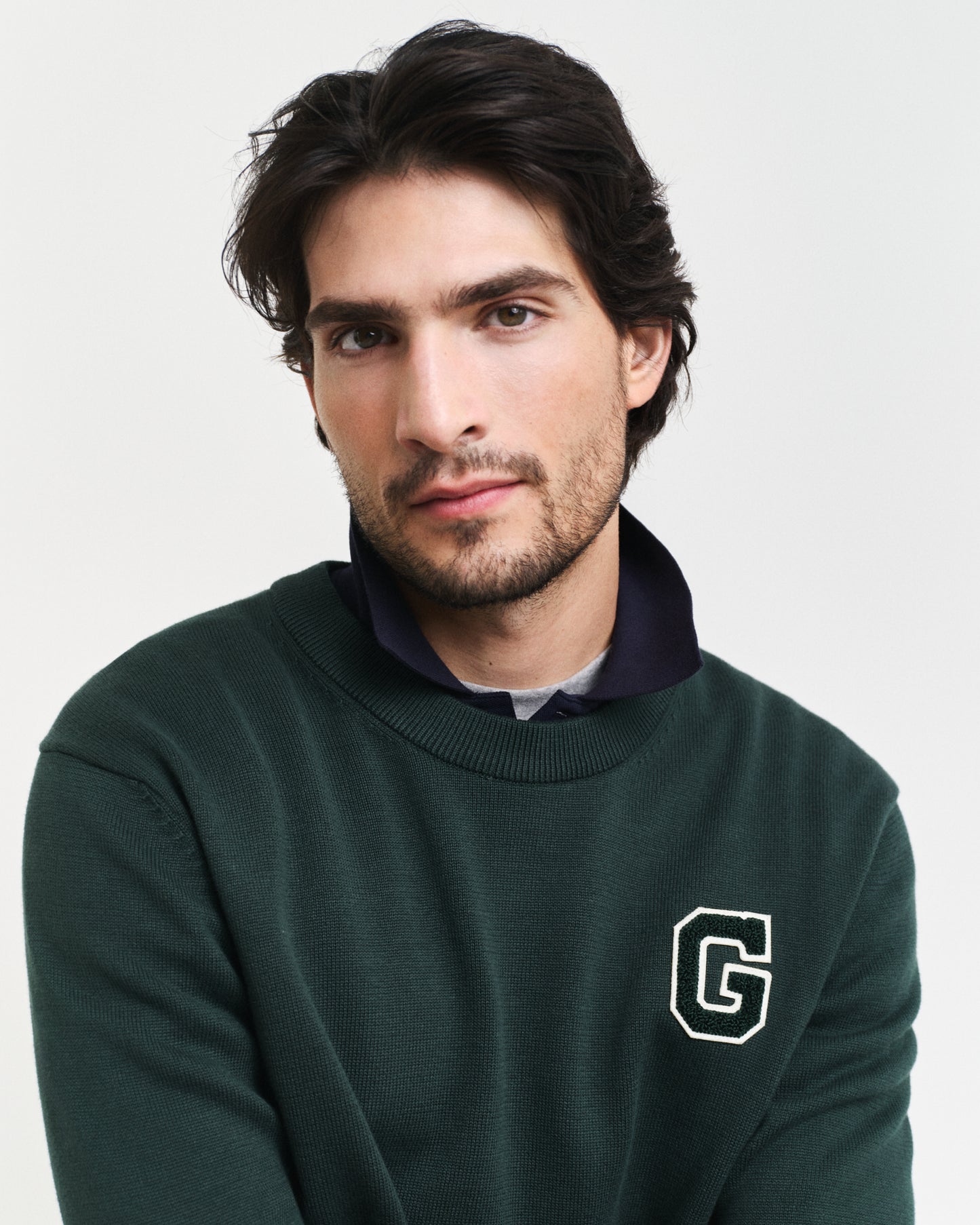 TARTAN GREEN, BADGE C-NECK, CLOSE-UP BY GANT AU.