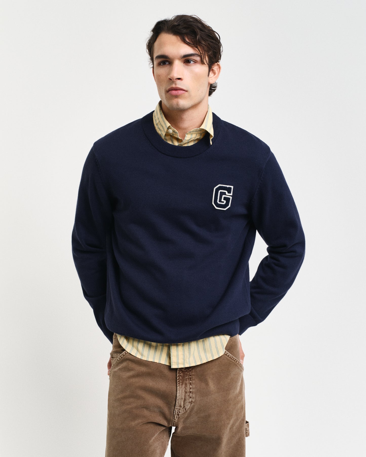 EVENING BLUE, BADGE C-NECK, FRONT-VIEW BY GANT AU.