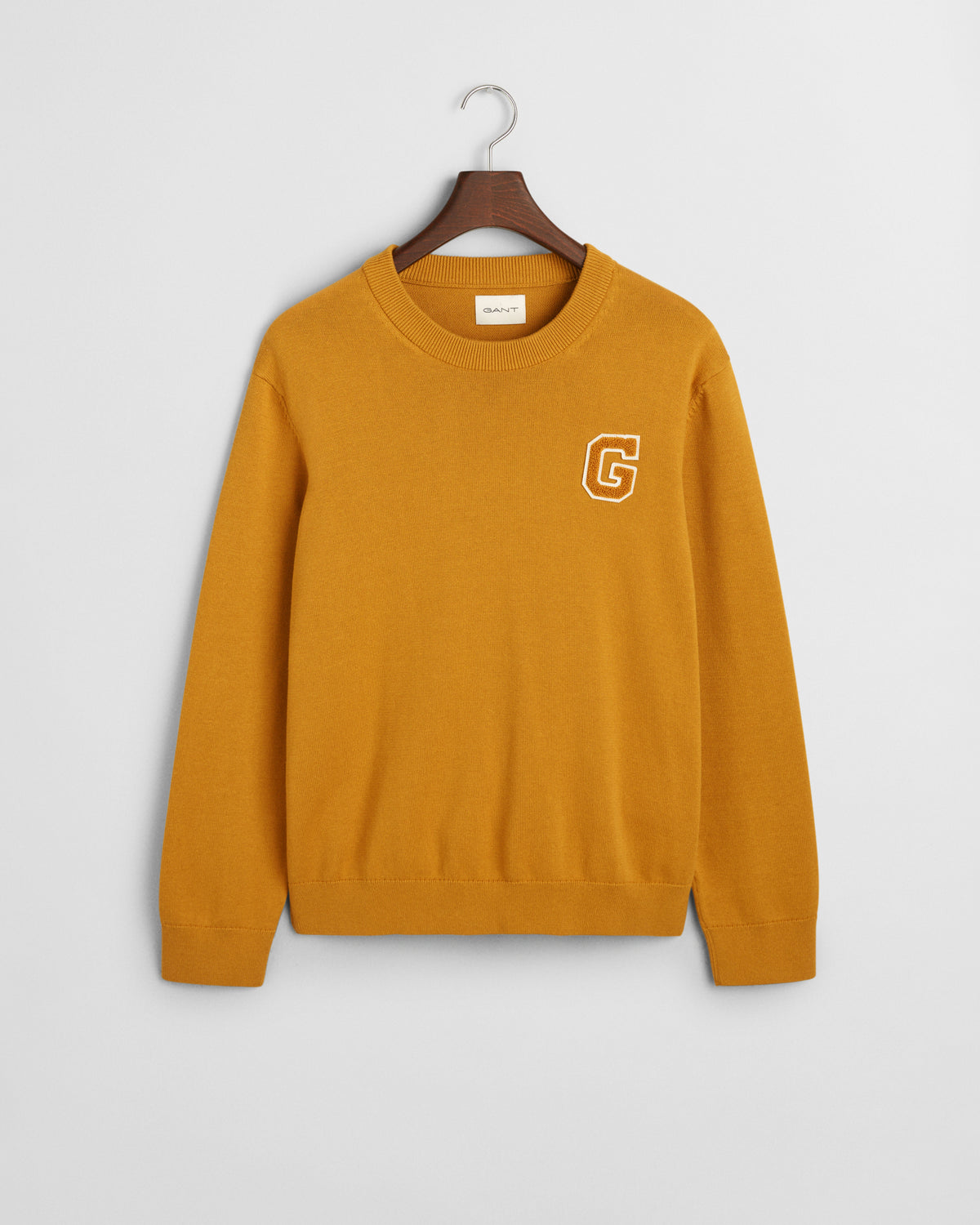 MAPLE YELLOW, BADGE C-NECK, FLAT-LAY BY GANT AU.