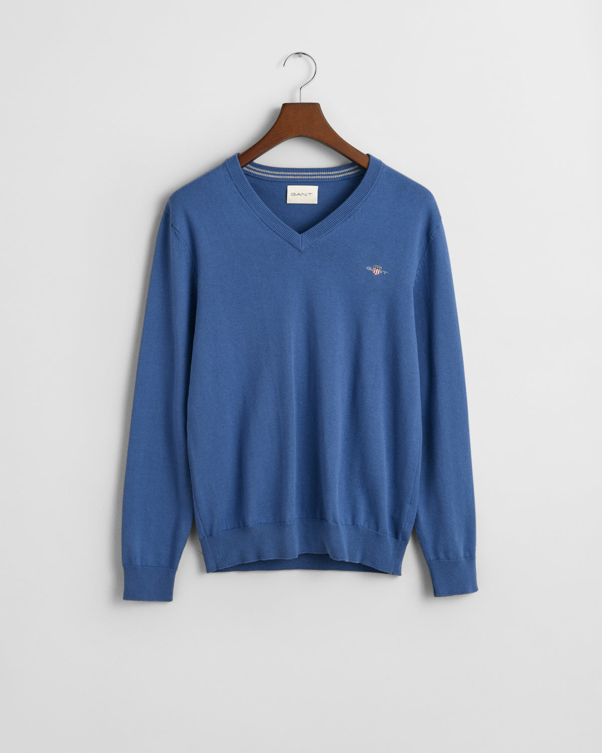 VINTAGE BLUE, CLASSIC COTTON V-NECK, FLAT-LAY BY GANT AU.