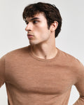 DK SAND MELANGE, EXTRAFINE MERINO WOOL C-NECK, CLOSE-UP BY GANT AU.
