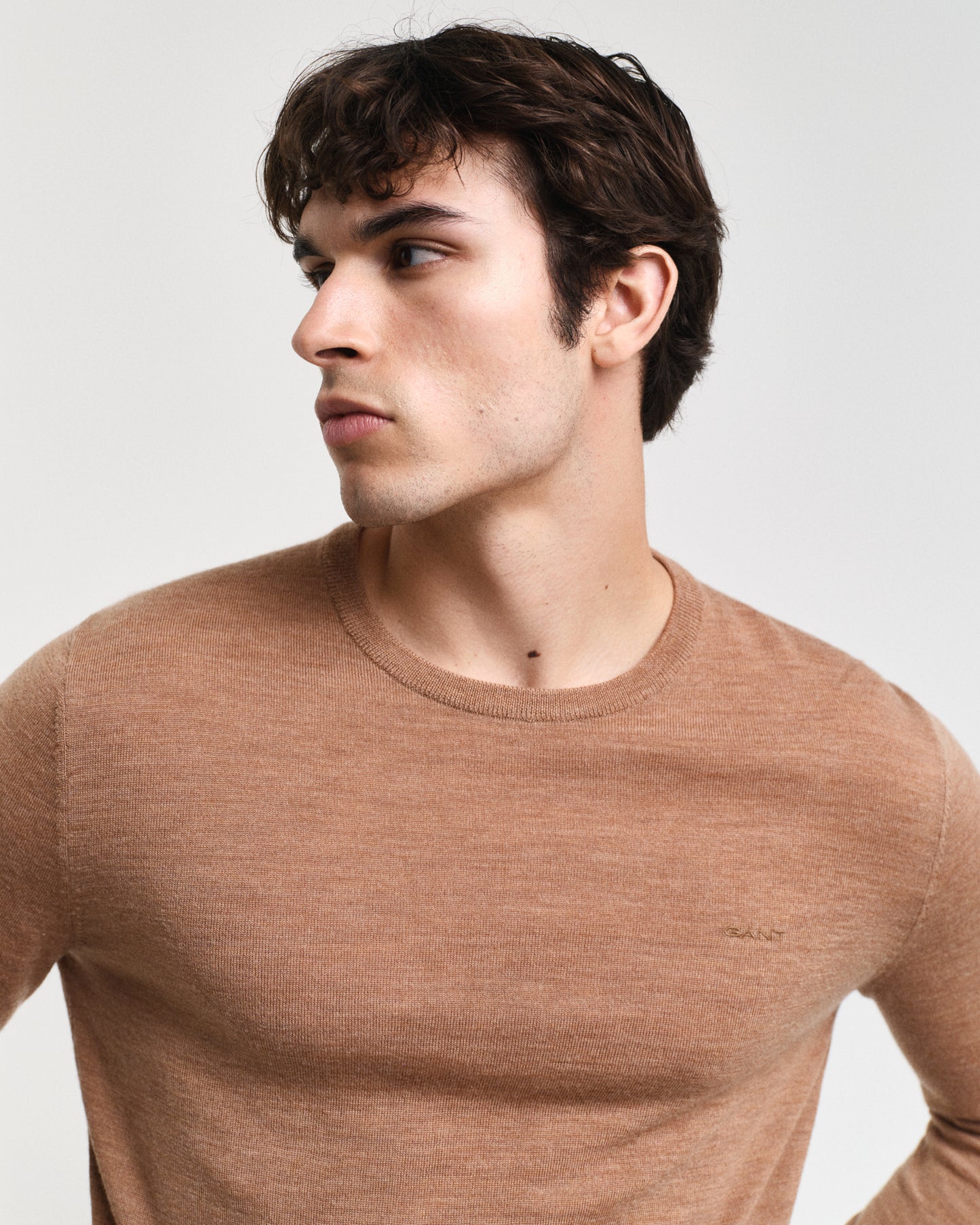 DK SAND MELANGE, EXTRAFINE MERINO WOOL C-NECK, CLOSE-UP BY GANT AU.