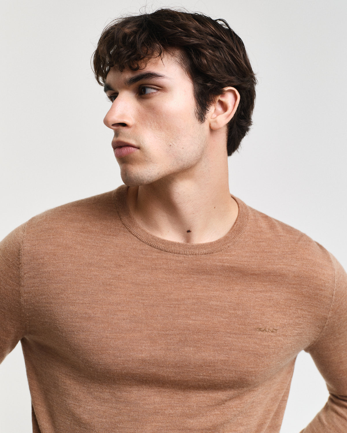 DK SAND MELANGE, EXTRAFINE MERINO WOOL C-NECK, CLOSE-UP BY GANT AU.