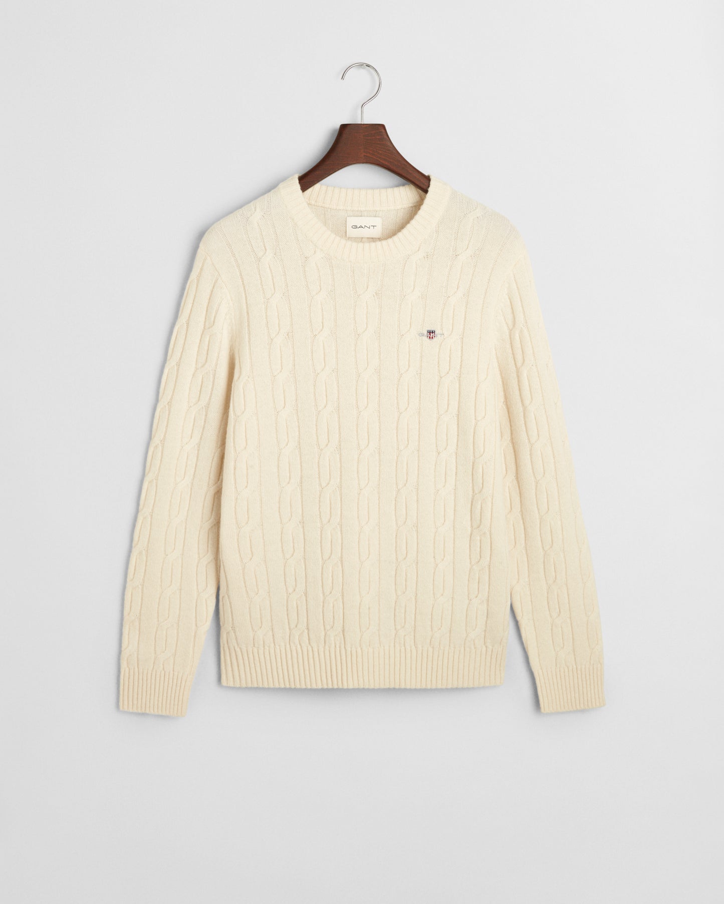 CREAM, LAMBSWOOL CABLE C-NECK, FLAT-LAY BY GANT AU.