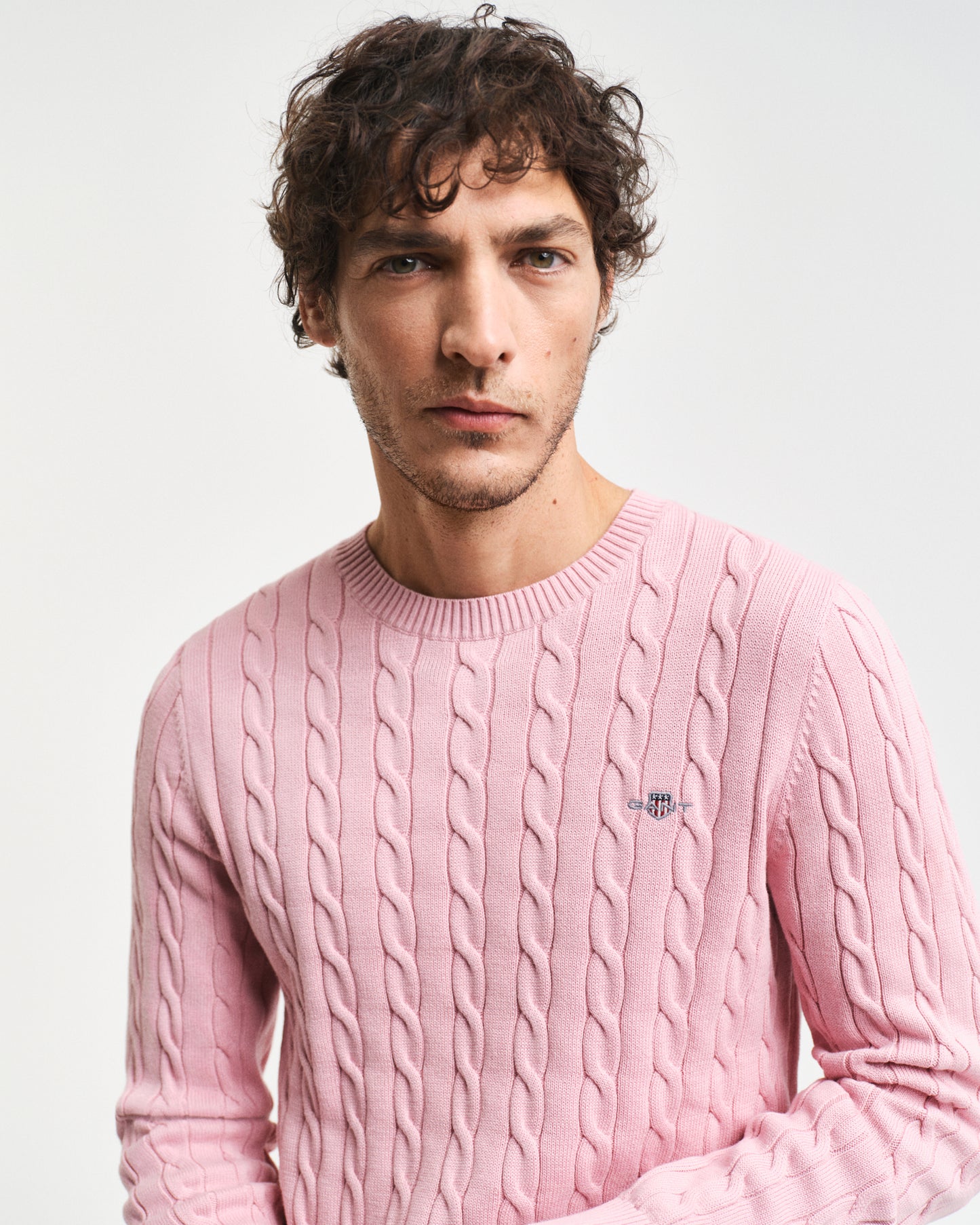 DUSTY PINK, COTTON CABLE C-NECK, CLOSE-UP BY GANT AU.