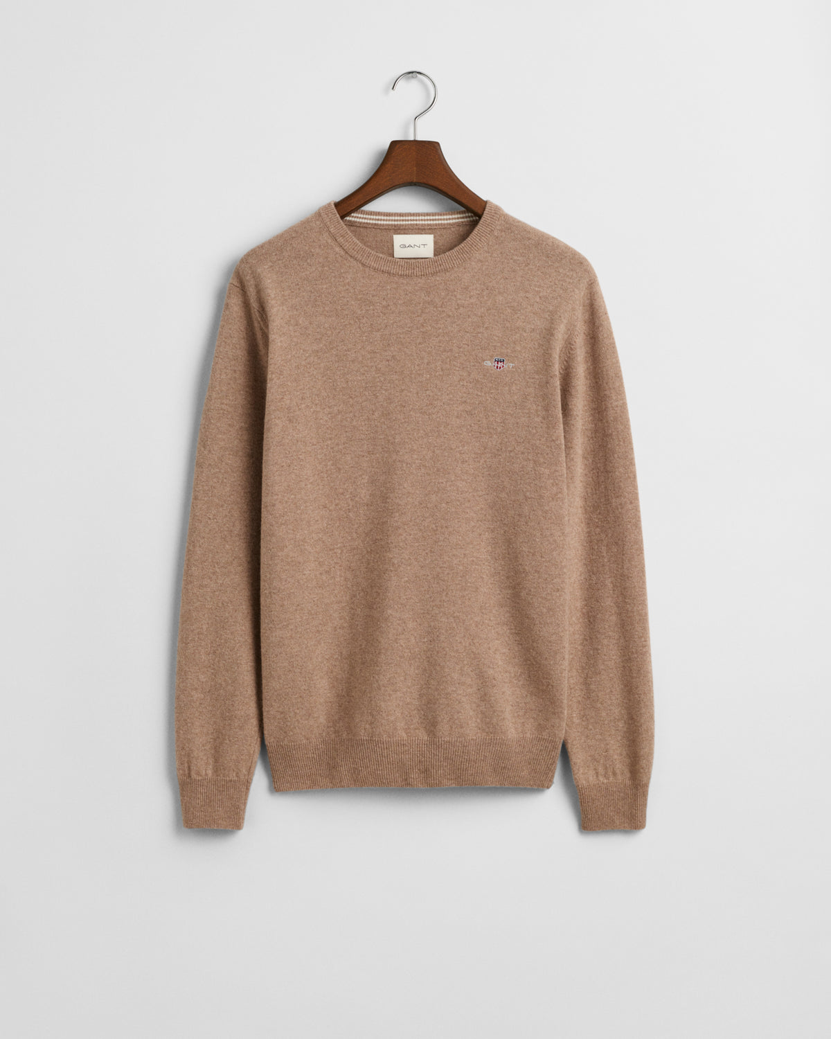 DK SAND MELANGE, SUPERFINE LAMBSWOOL C-NECK, FLAT-LAY BY GANT AU.
