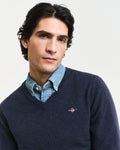 DARK NAVY MELANGE, SUPERFINE LAMBSWOOL V-NECK, CLOSE-UP BY GANT AU.