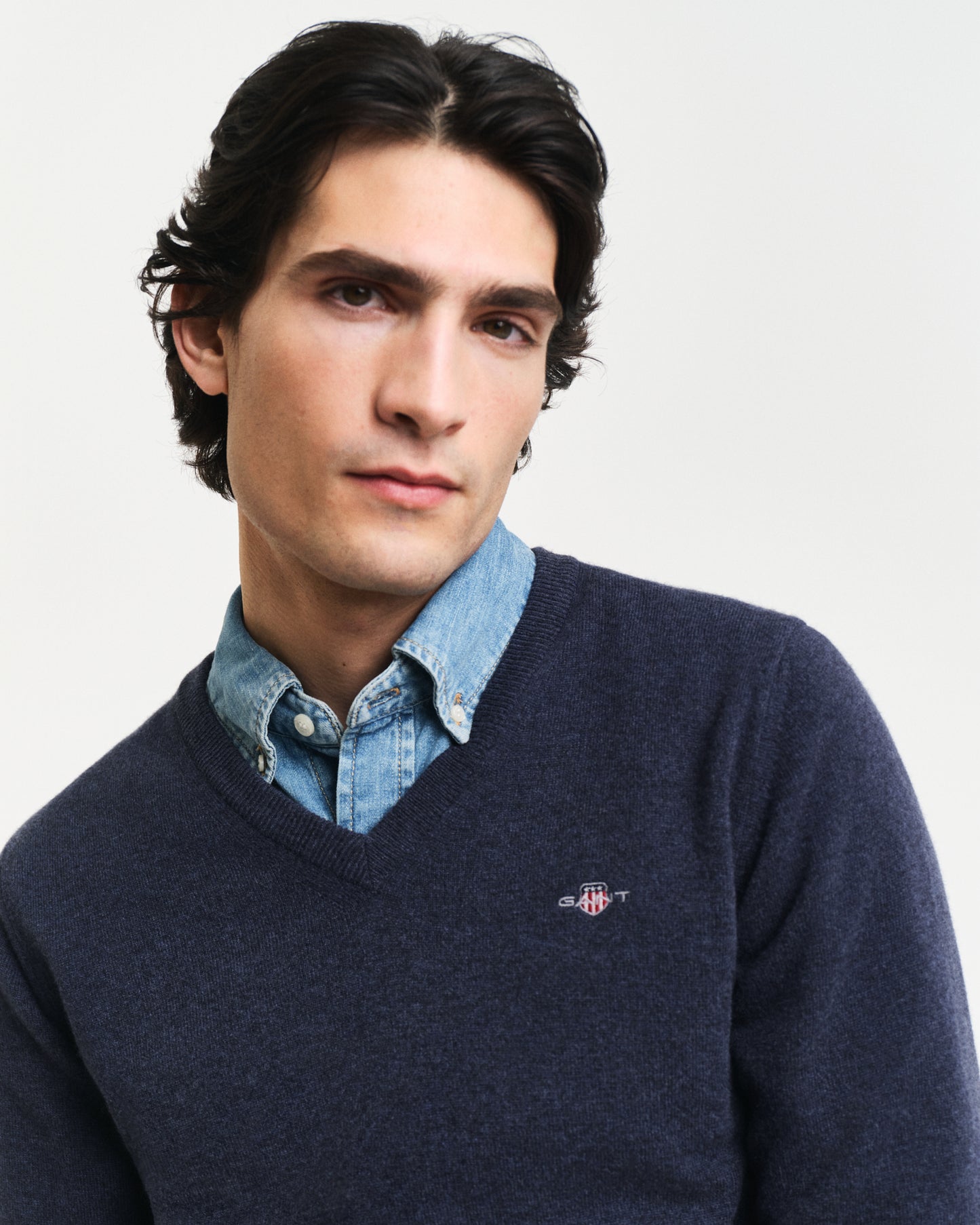 DARK NAVY MELANGE, SUPERFINE LAMBSWOOL V-NECK, CLOSE-UP BY GANT AU.