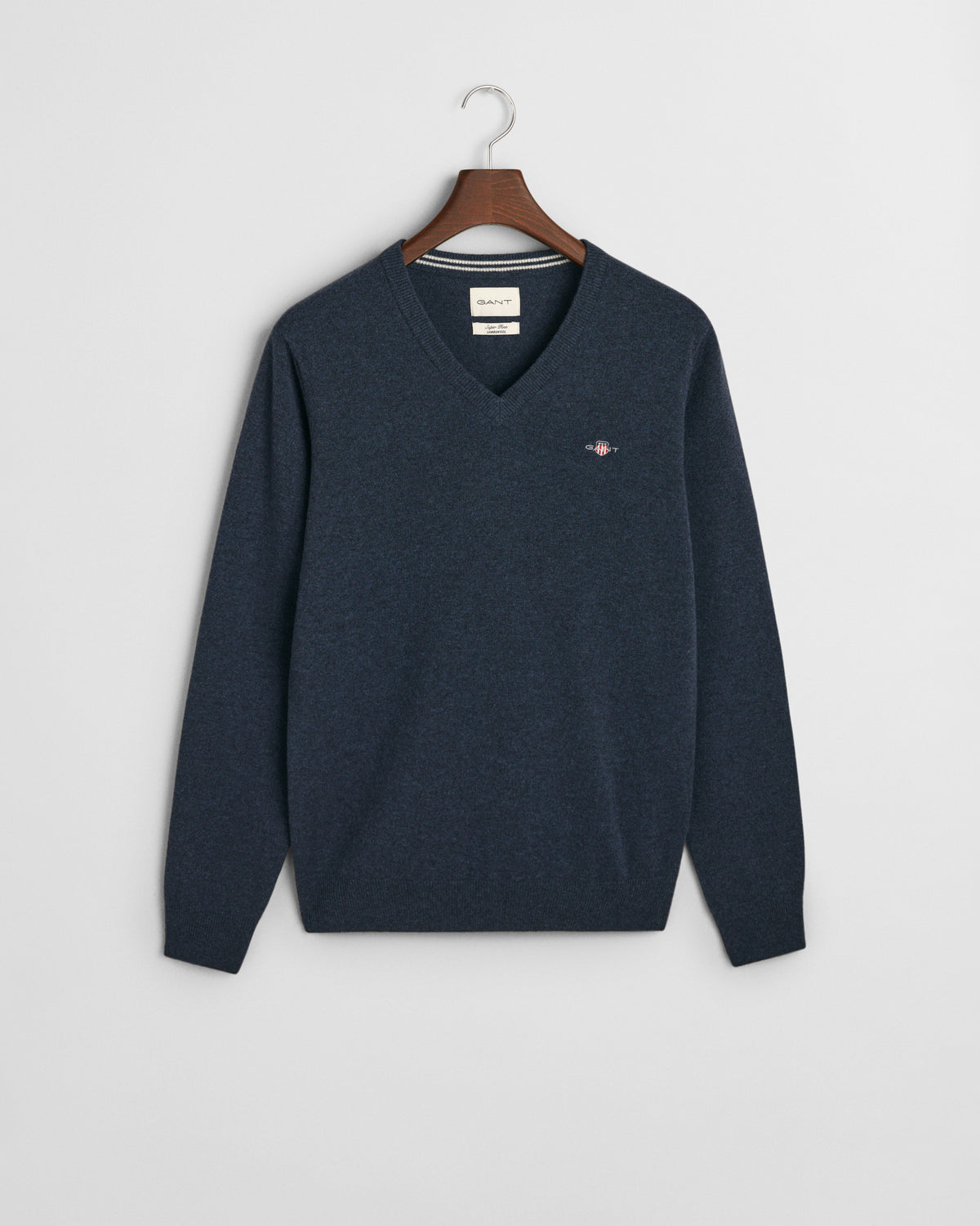 DARK NAVY MELANGE, SUPERFINE LAMBSWOOL V-NECK, FLAT-LAY BY GANT AU.