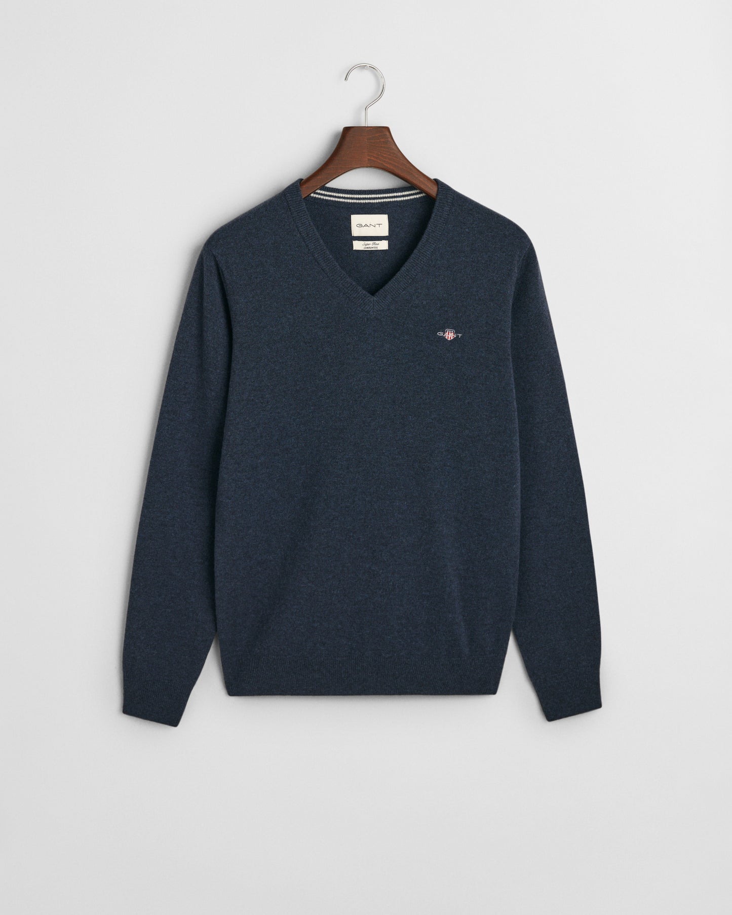 DARK NAVY MELANGE, SUPERFINE LAMBSWOOL V-NECK, FLAT-LAY BY GANT AU.