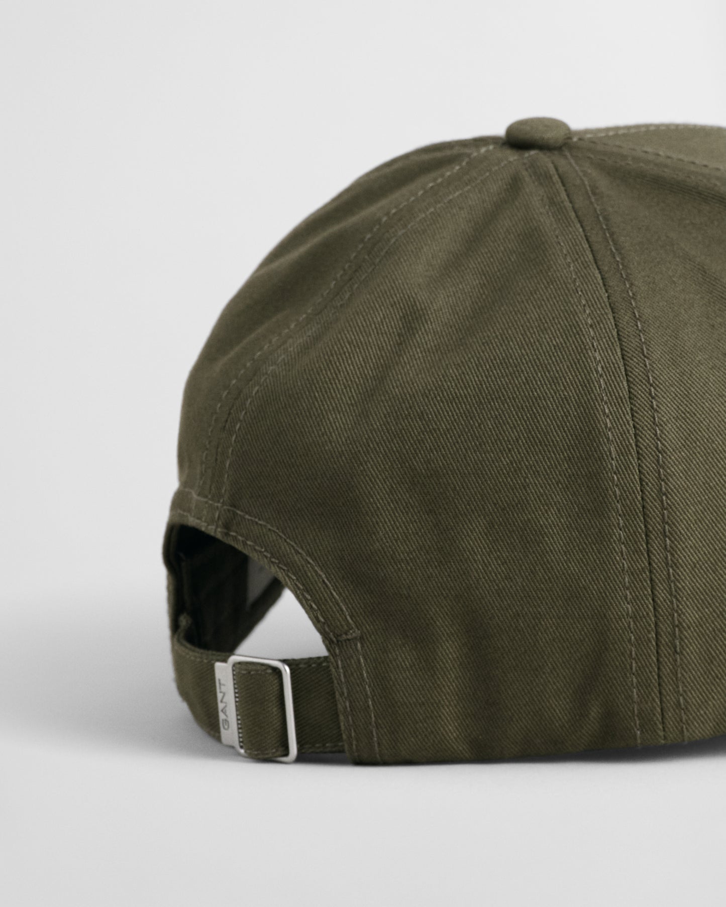 JUNIPER GREEN, UNISEX. HIGH COTTON TWILL CAP, CLOSE-UP BY GANT AU.