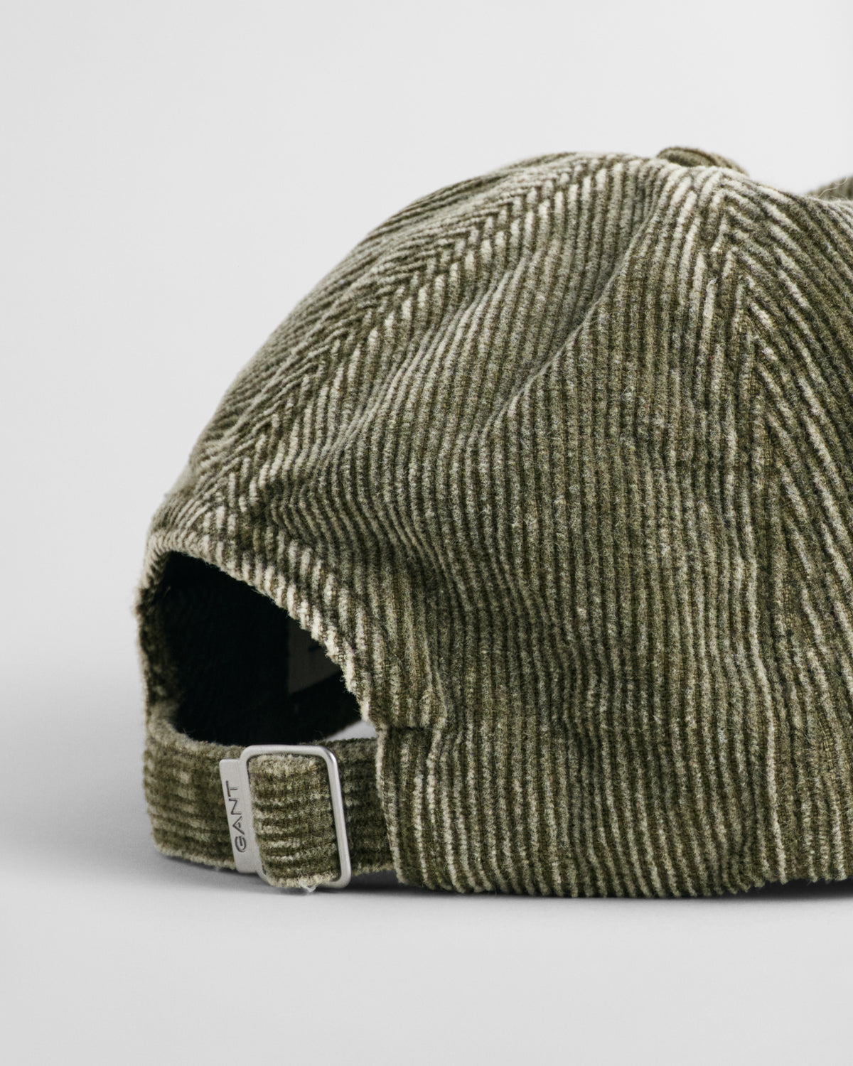 DARK CACTUS, G BADGE WASHED CORD CAP, CLOSE-UP BY GANT AU.