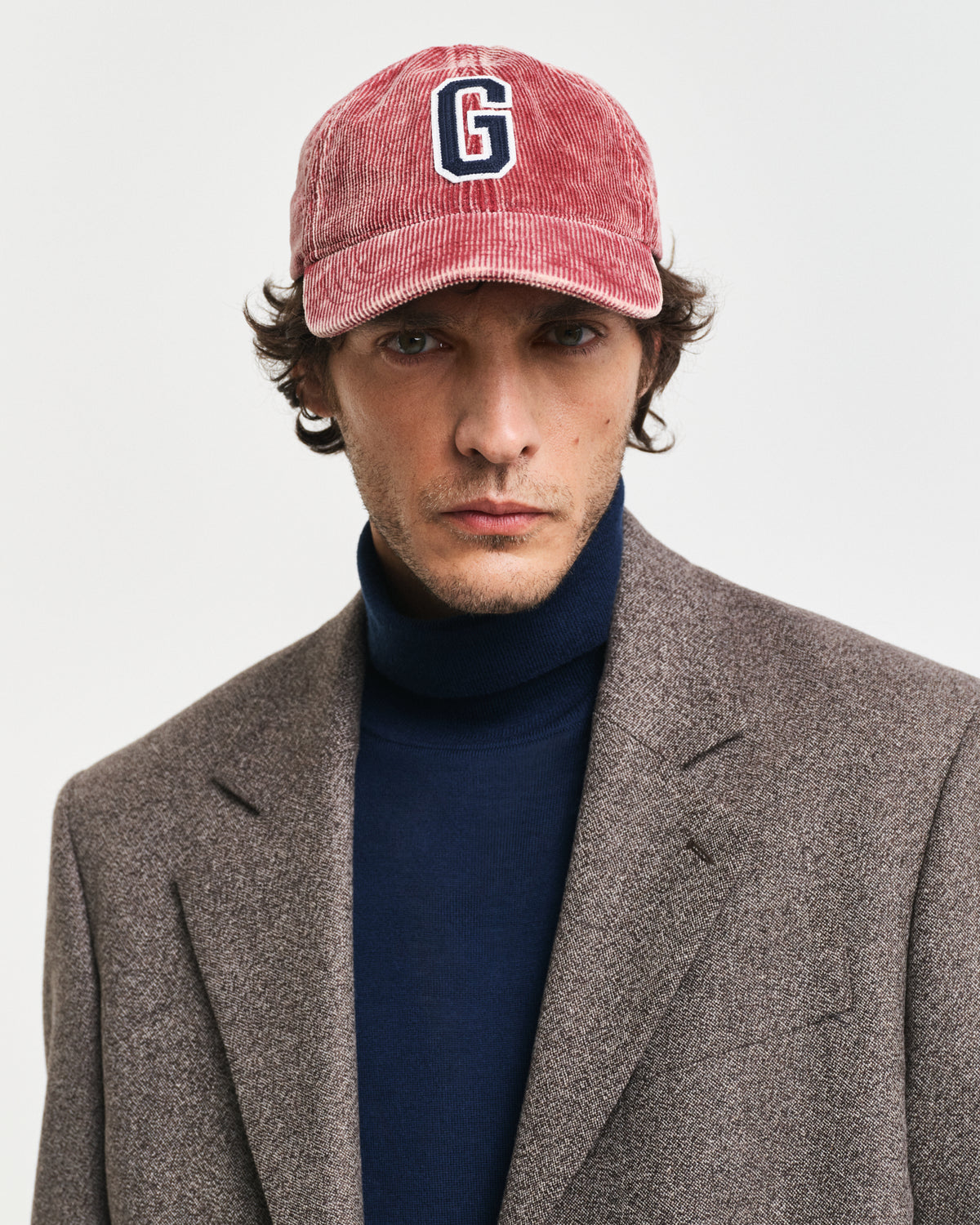 PLUMPED RED, G BADGE WASHED CORD CAP BY GANT AU.