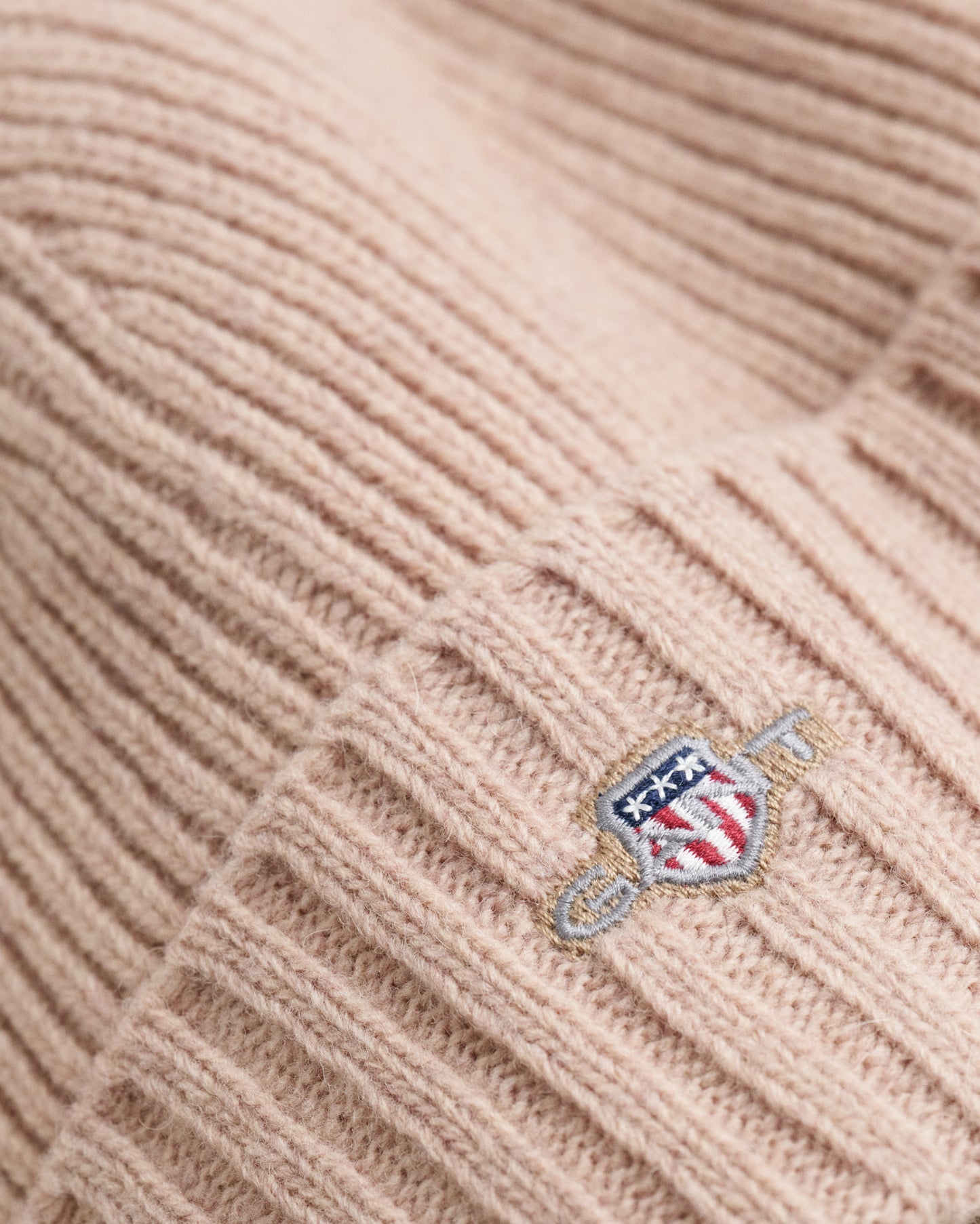 DRY SAND, UNISEX. SHIELD WOOL BEANIE, CLOSE-UP BY GANT AU.
