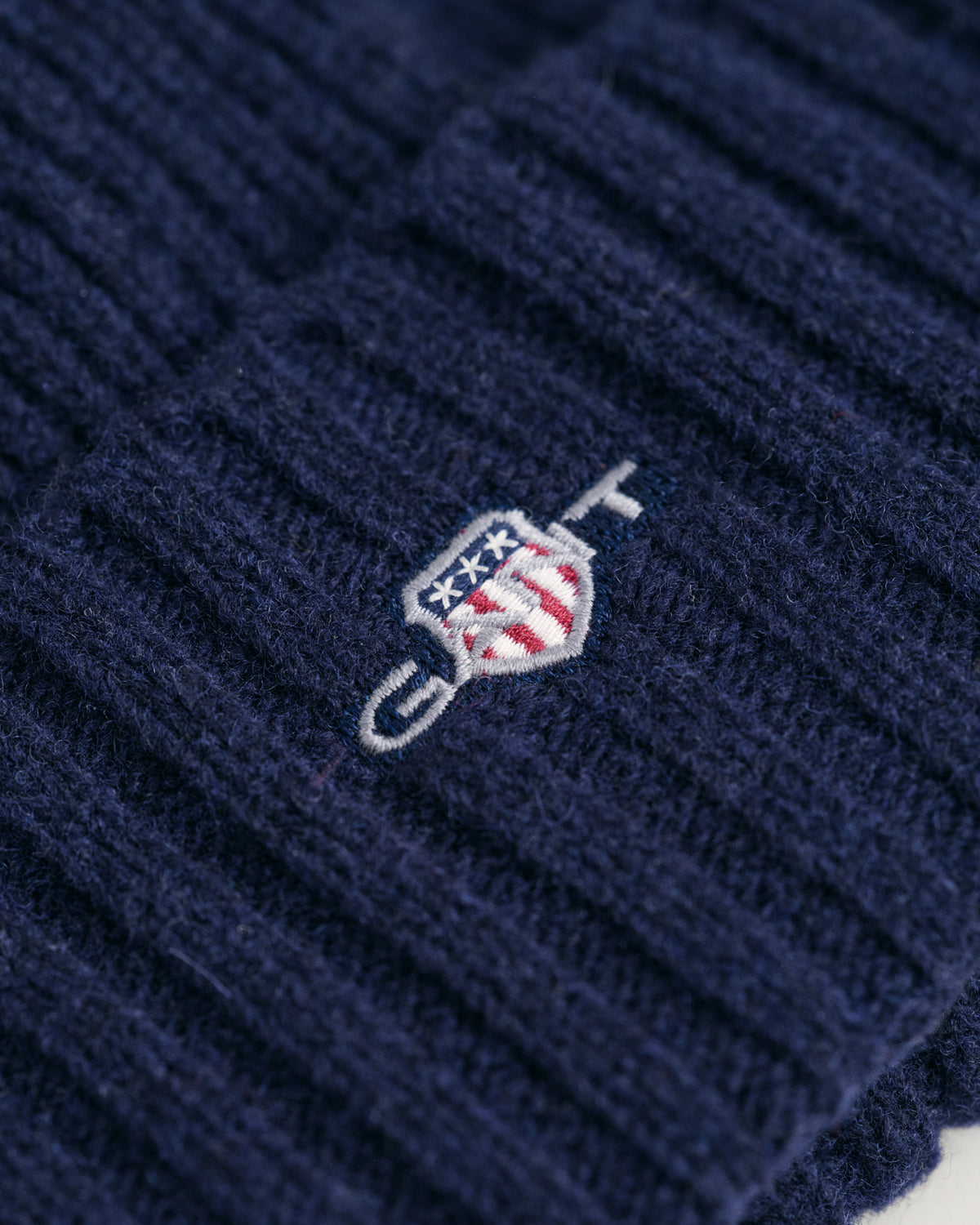 MARINE, UNISEX. SHIELD WOOL BEANIE, CLOSE-UP BY GANT AU.