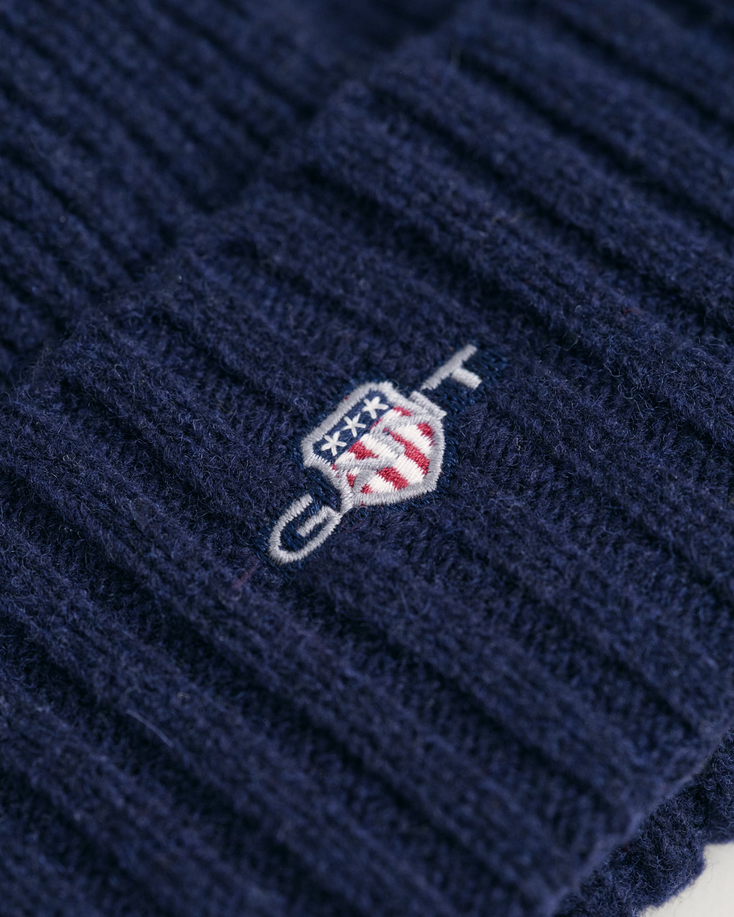 MARINE, UNISEX. SHIELD WOOL BEANIE, CLOSE-UP BY GANT AU.