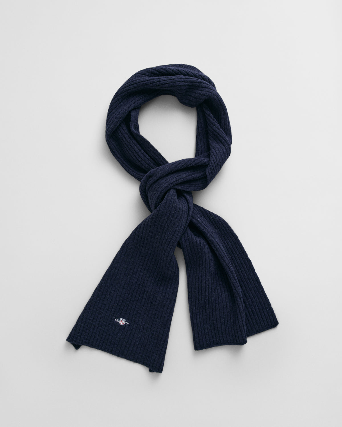 EVENING BLUE, SHIELD KNIT SCARF, FLAT-LAY BY GANT AU.