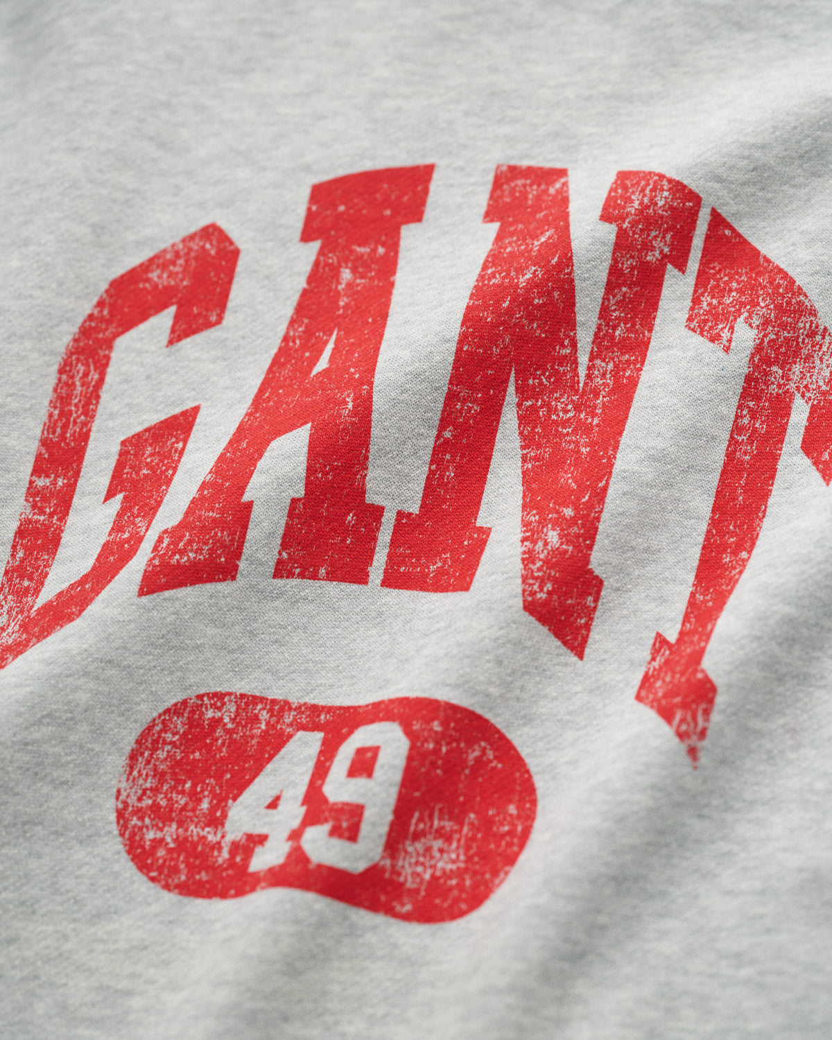 LIGHT GREY MELANGE, GANT 49 ARCH RELAXED C-NECK, CLOSE-UP BY GANT AU.