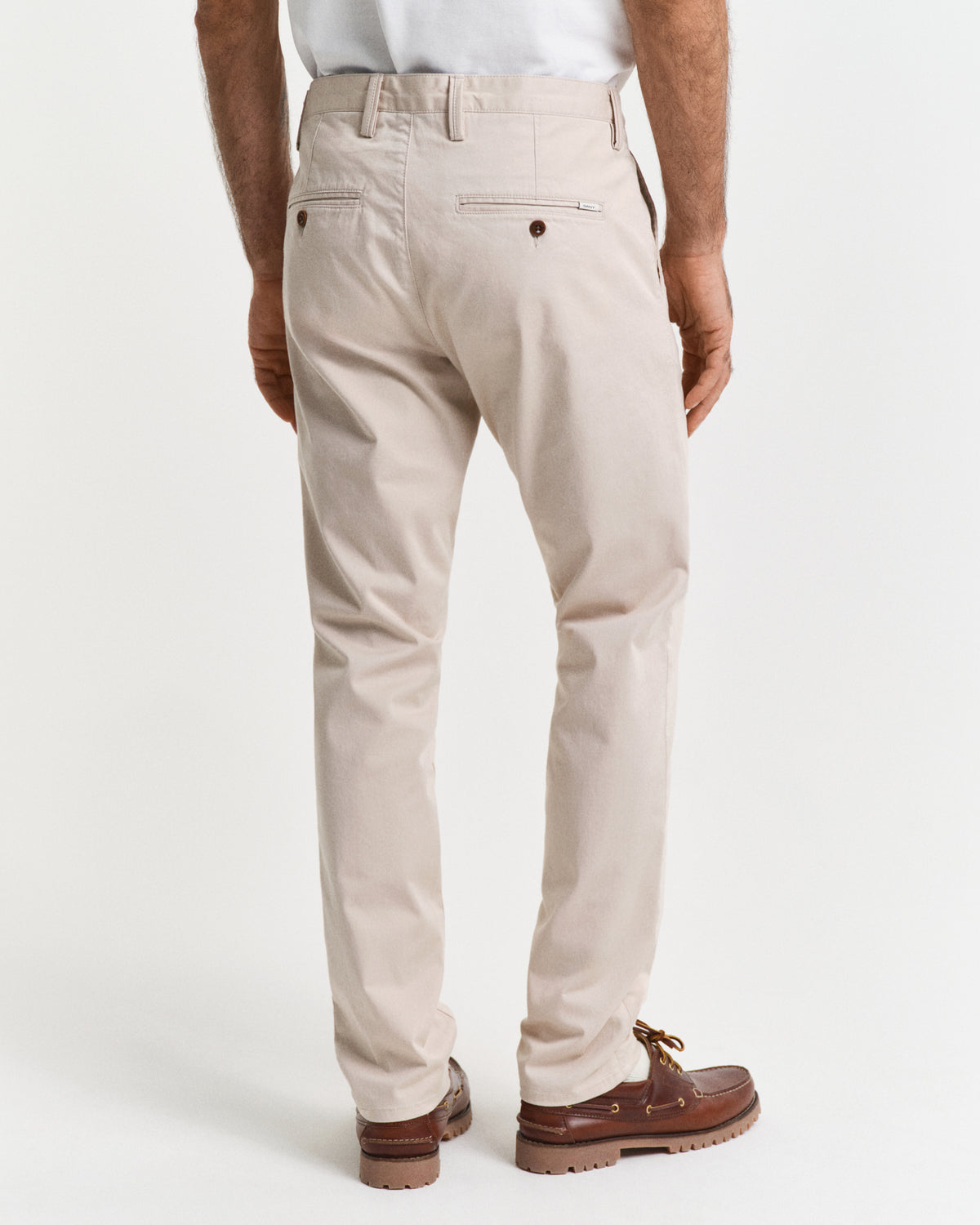 PUTTY, SLIM TWILL CHINOS, BACK-VIEW BY GANT AU.