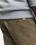 JUNIPER GREEN, SLIM TWILL CHINOS, CLOSE-UP BY GANT AU.