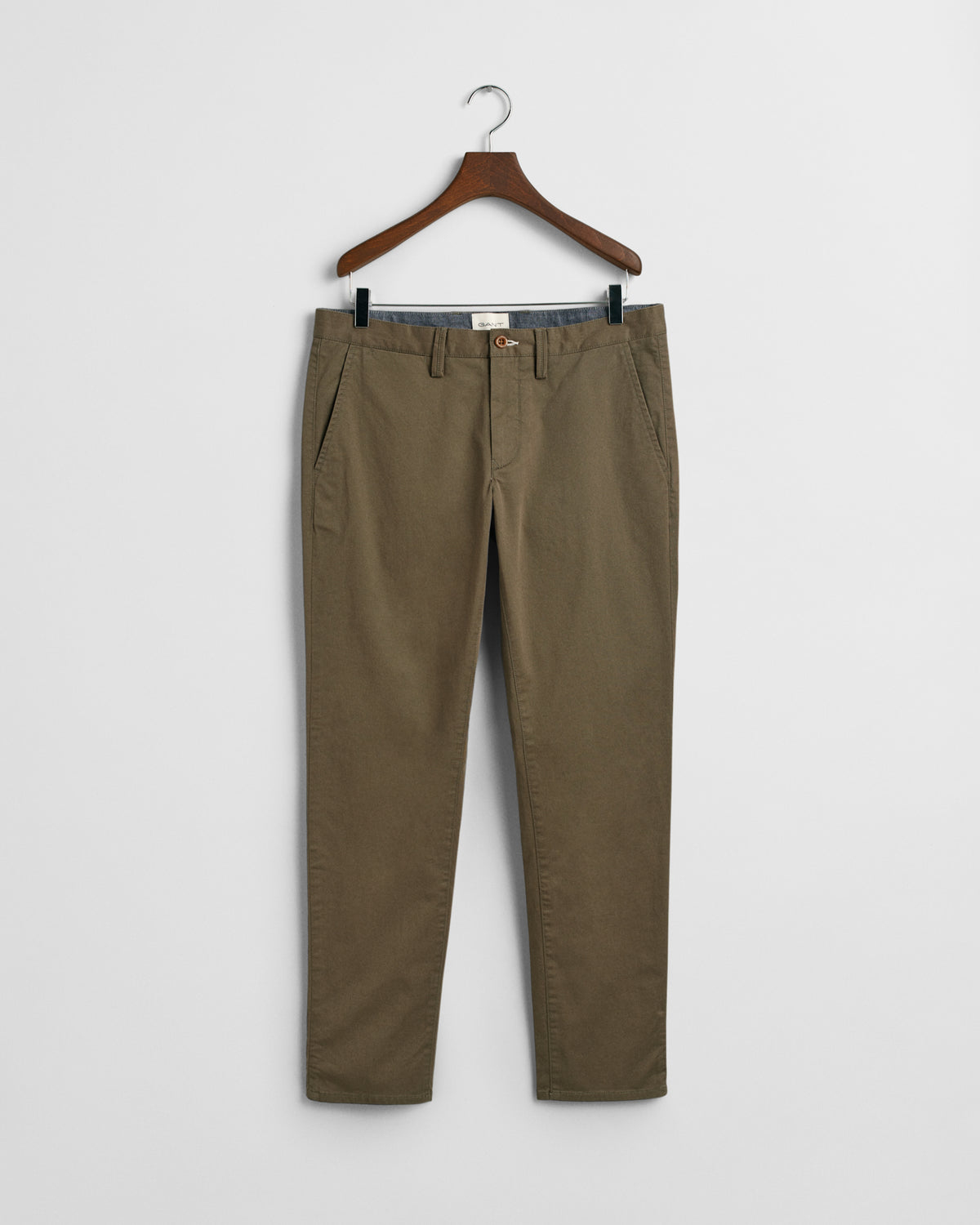 JUNIPER GREEN, SLIM TWILL CHINOS, FRONT-VIEW BY GANT AU.
