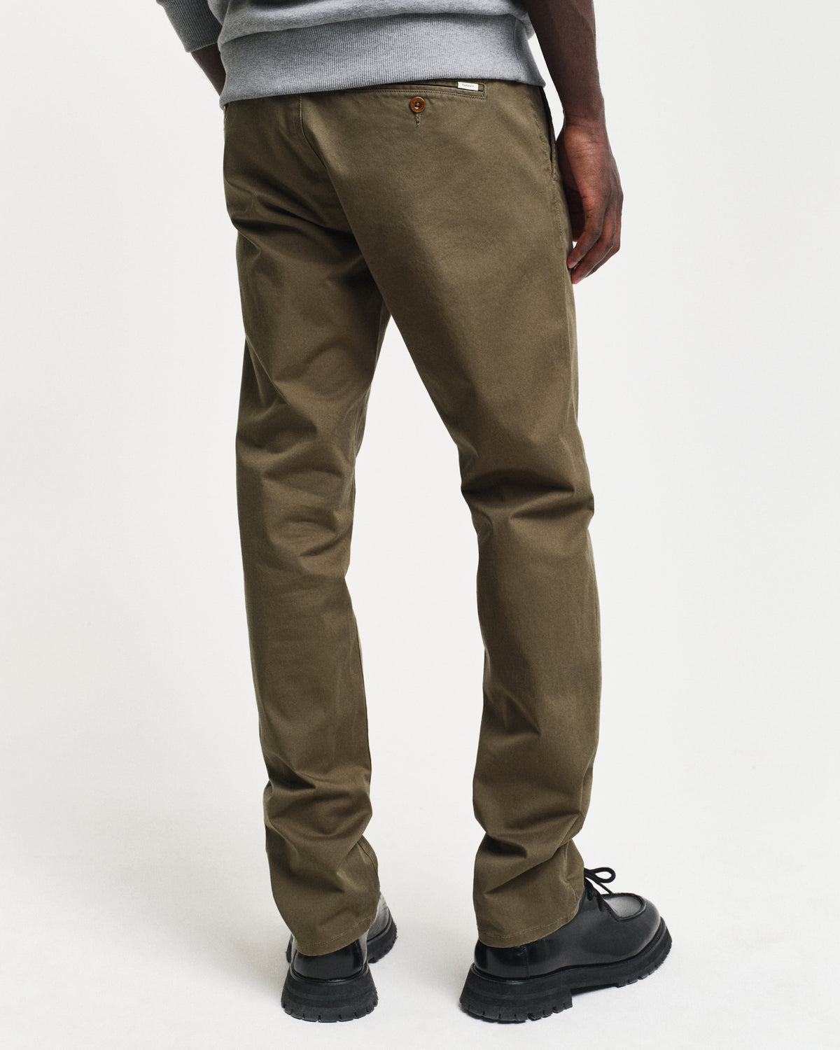 JUNIPER GREEN, SLIM TWILL CHINOS, BACK-VIEW BY GANT AU.