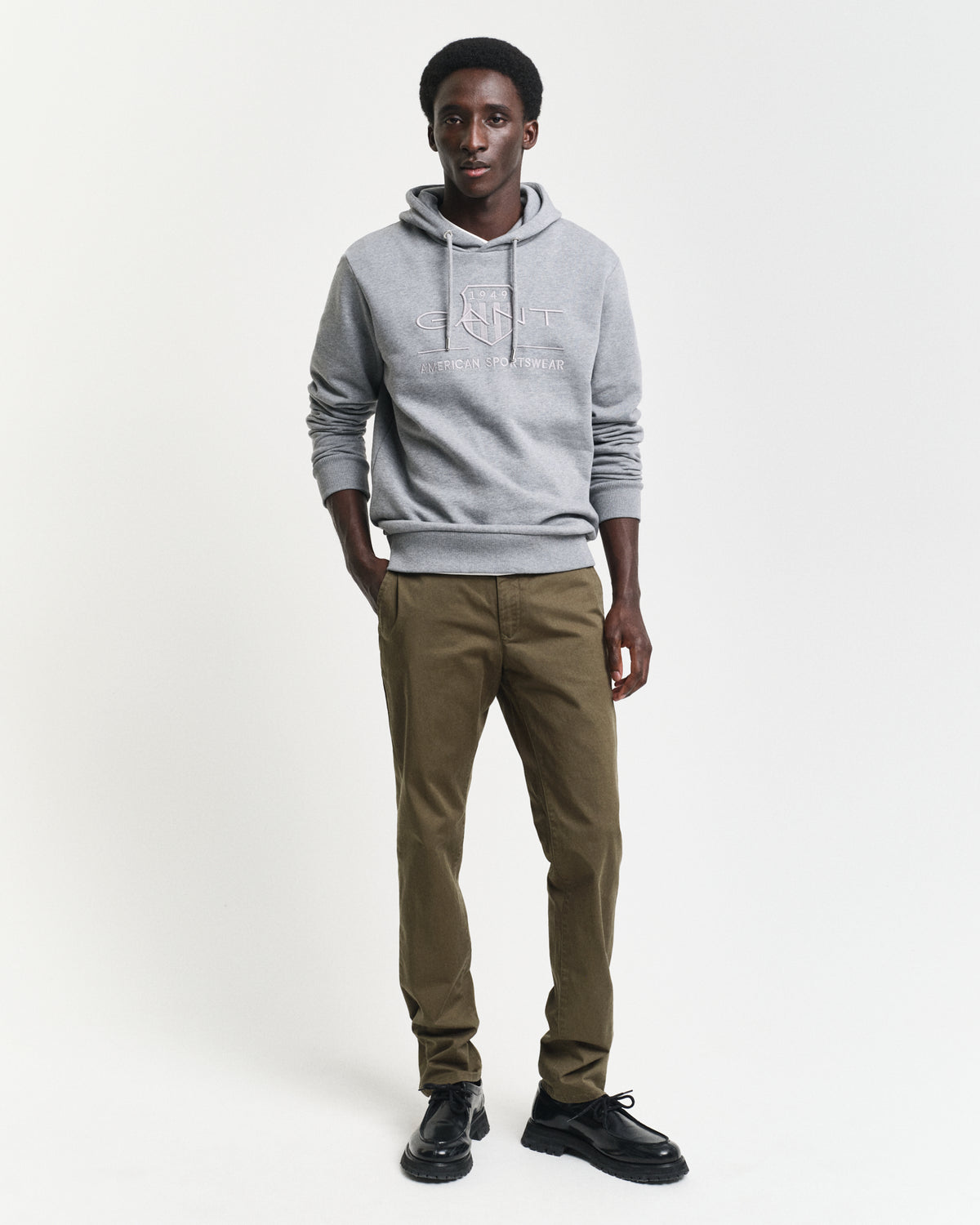 JUNIPER GREEN, SLIM TWILL CHINOS BY GANT AU.