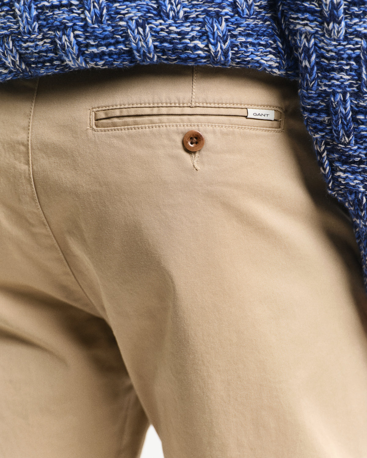 DARK KHAKI, REGULAR TWILL CHINOS, CLOSE-UP BY GANT AU.