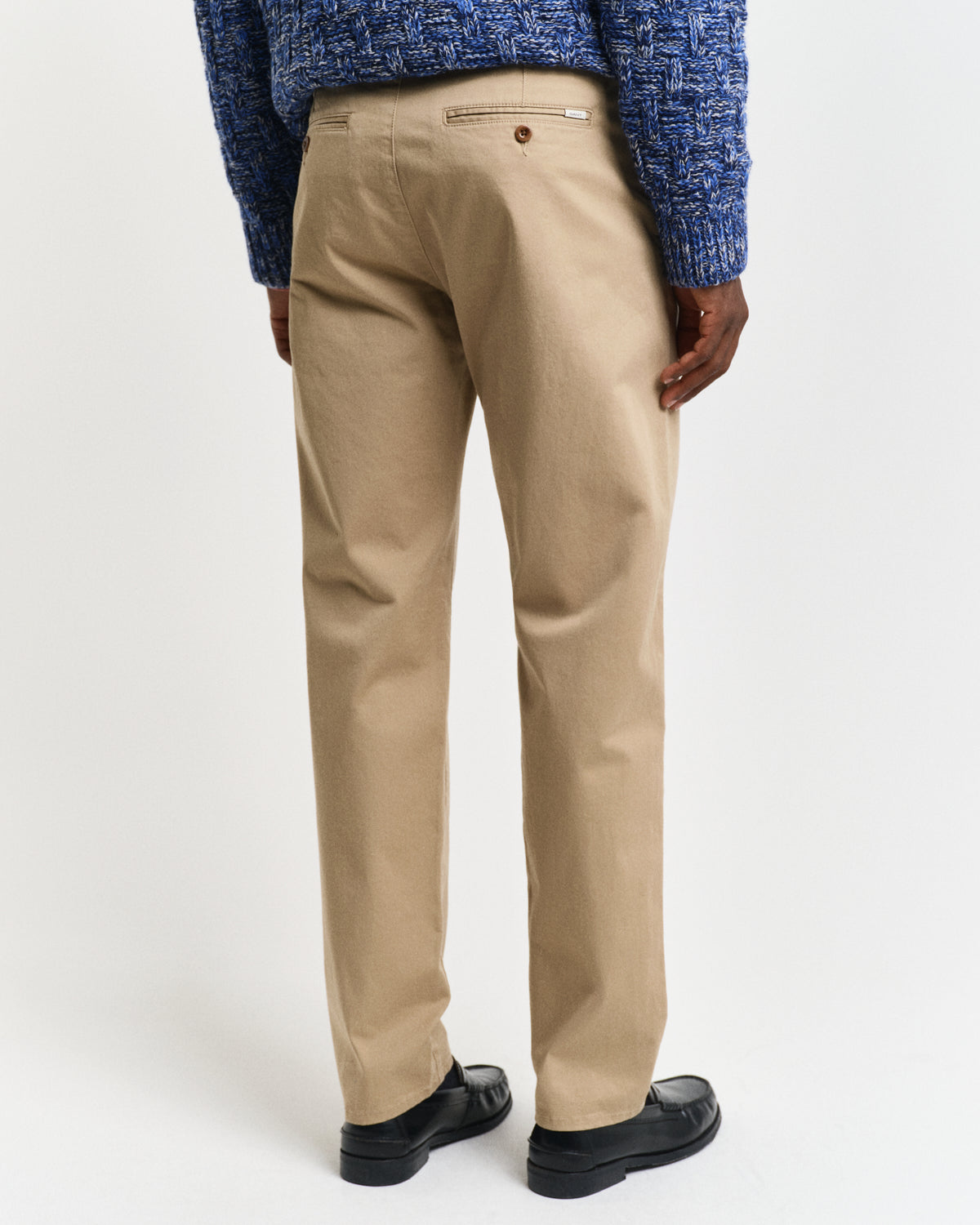 DARK KHAKI, REGULAR TWILL CHINOS, BACK-VIEW BY GANT AU.