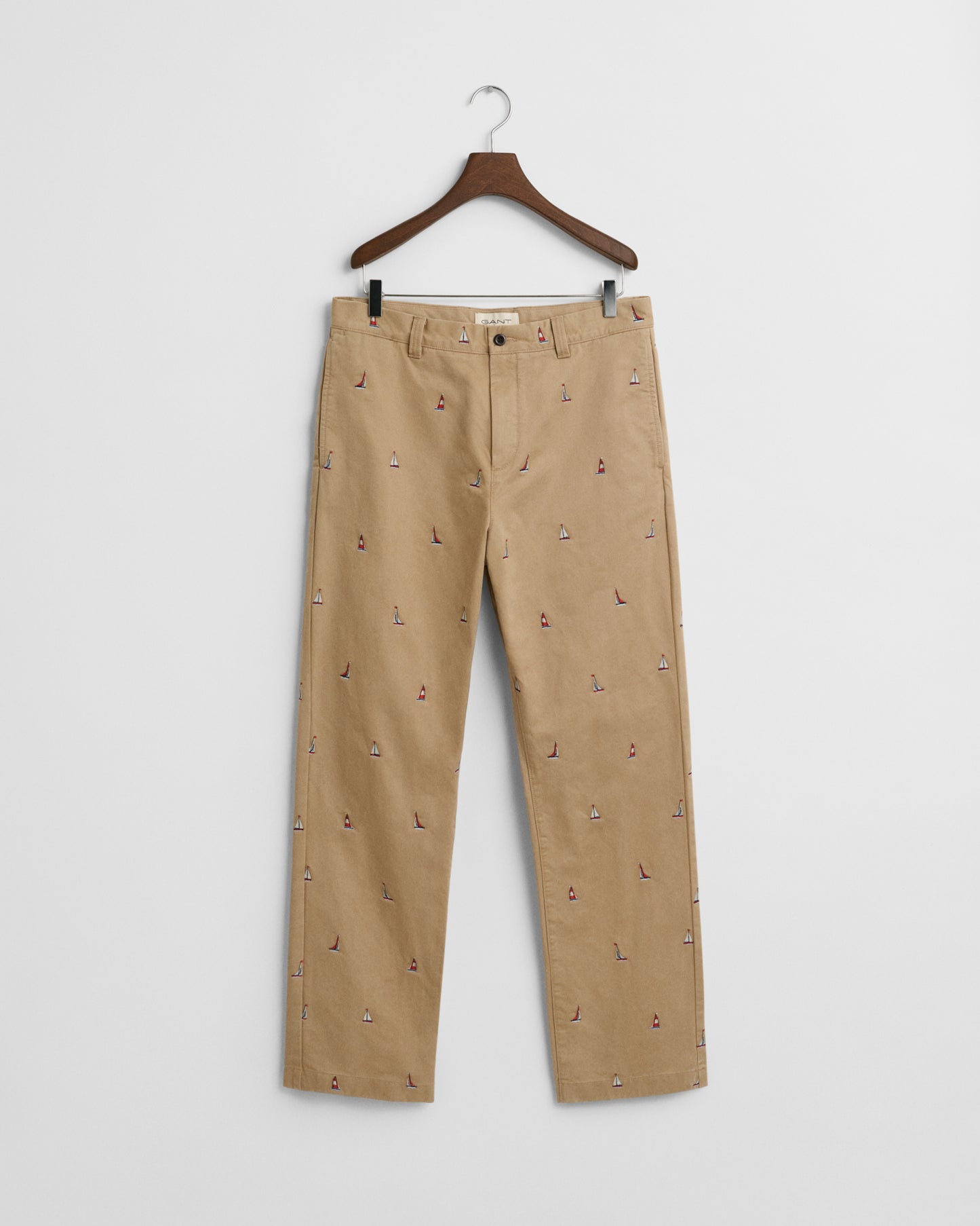 DARK KHAKI, STRAIGHT FIT EMB CHINOS, FLAT-LAY BY GANT AU.