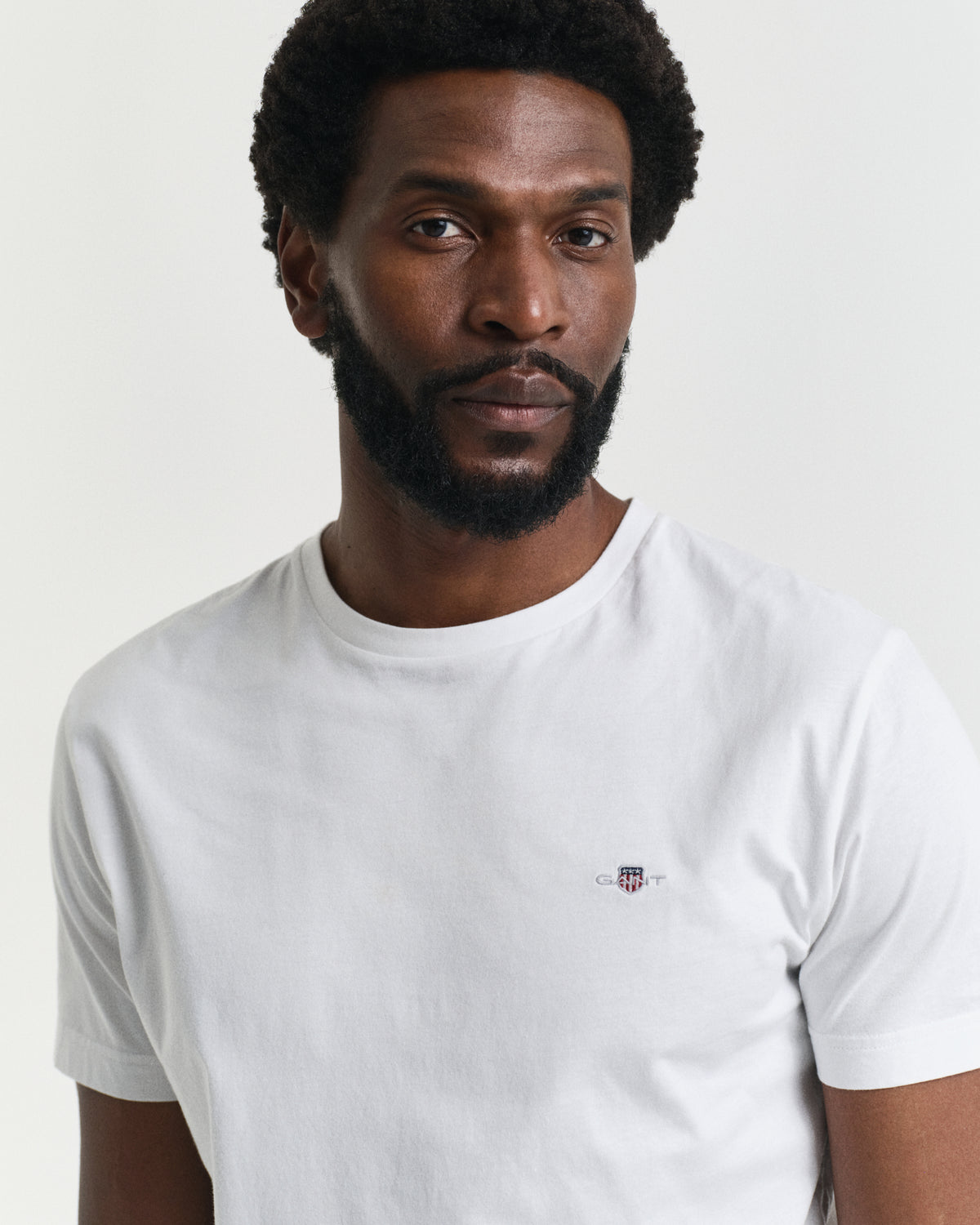 WHITE, REG SHIELD SS T-SHIRT, CLOSE-UP BY GANT AU.