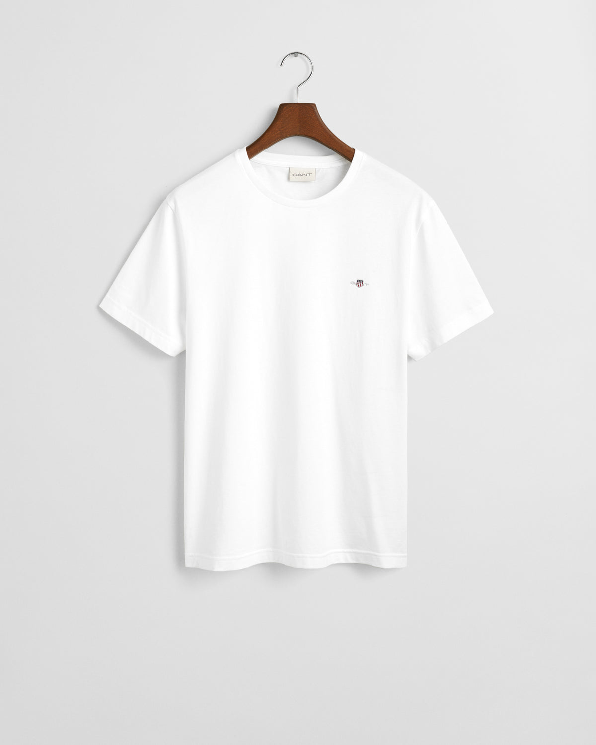 WHITE, REG SHIELD SS T-SHIRT, FLAT-LAY BY GANT AU.