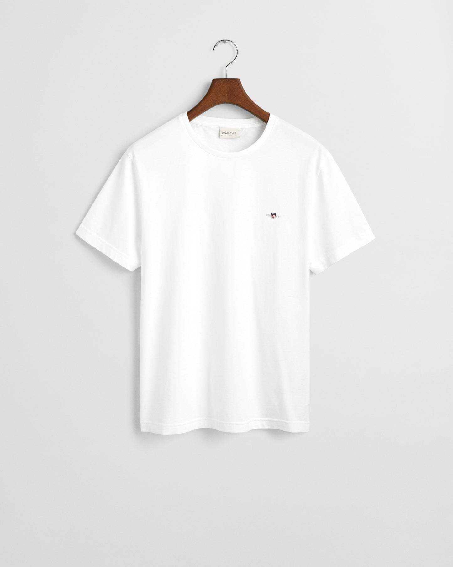 WHITE, REG SHIELD SS T-SHIRT, FLAT-LAY BY GANT AU.