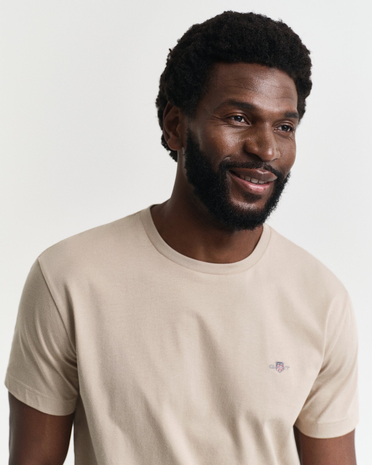 DRY SAND, REG SHIELD SS T-SHIRT, CLOSE-UP BY GANT AU.