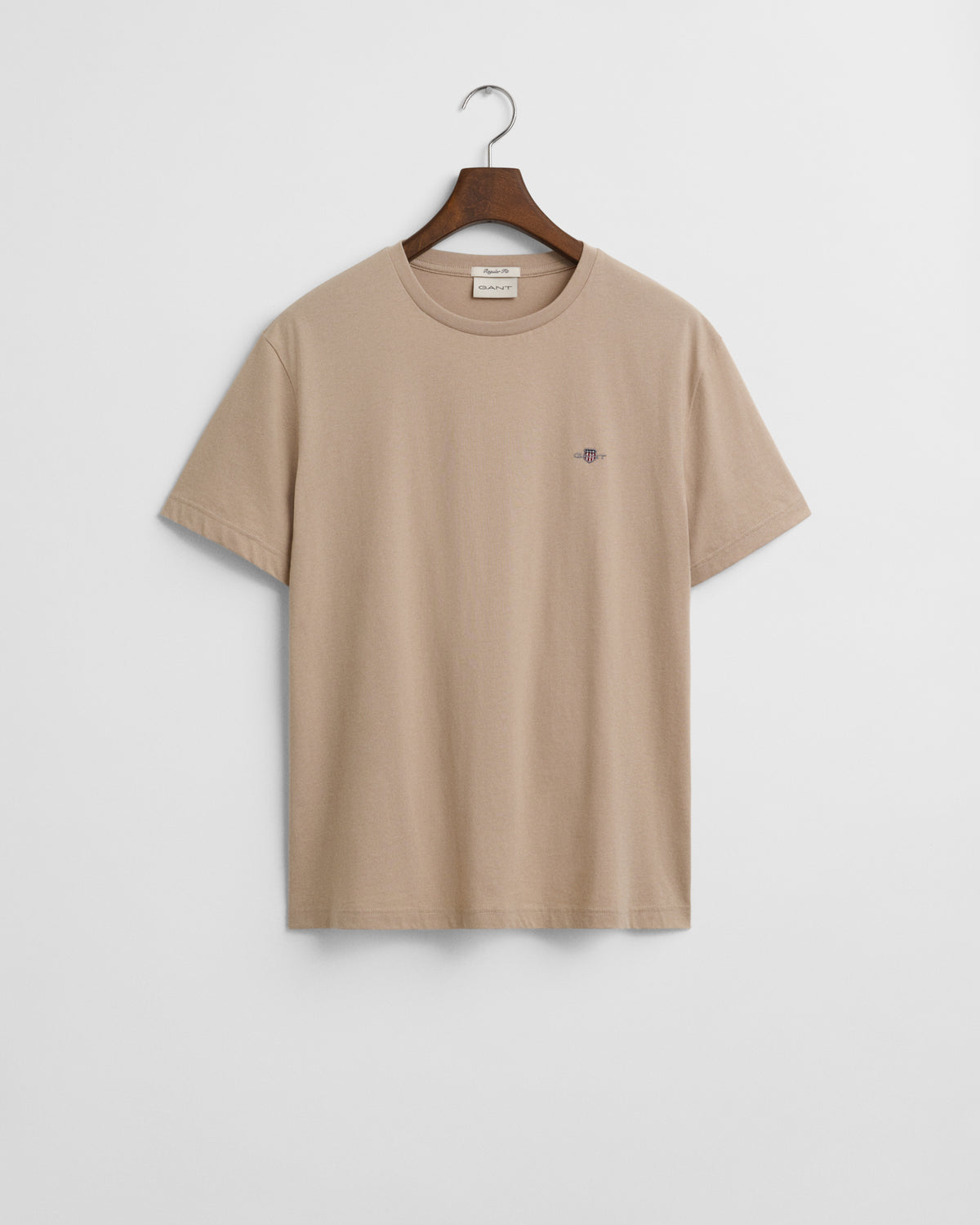 DRY SAND, REG SHIELD SS T-SHIRT, FLAT-LAY BY GANT AU.