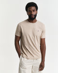 DRY SAND, REG SHIELD SS T-SHIRT, FRONT-VIEW BY GANT AU.