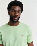APPLE GREEN, REG SHIELD SS T-SHIRT, CLOSE-UP BY GANT AU.