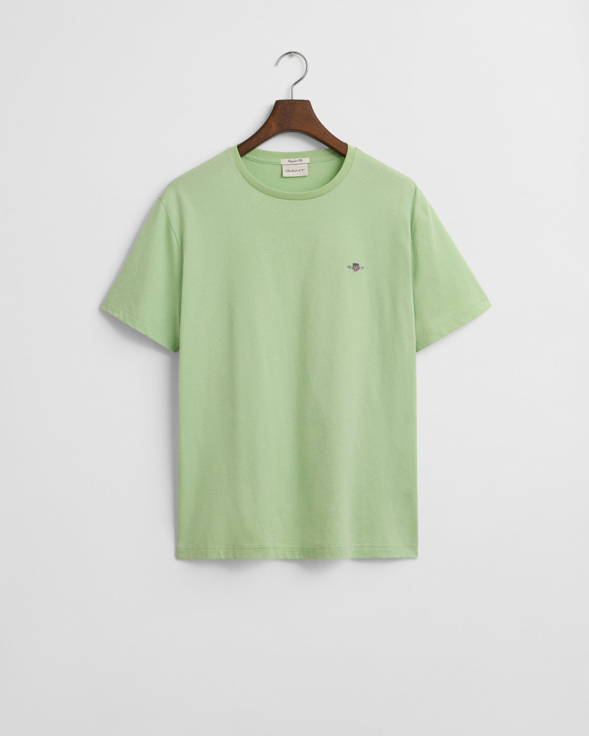 APPLE GREEN, REG SHIELD SS T-SHIRT, FLAT-LAY BY GANT AU.
