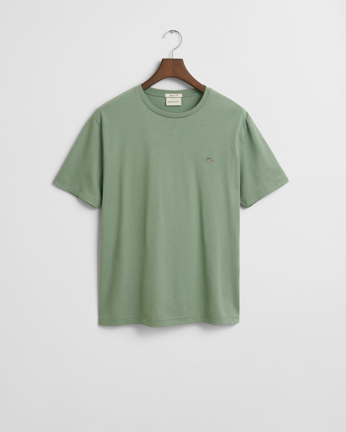 KALAMATA GREEN, REG SHIELD SS T-SHIRT, FLAT-LAY BY GANT AU.