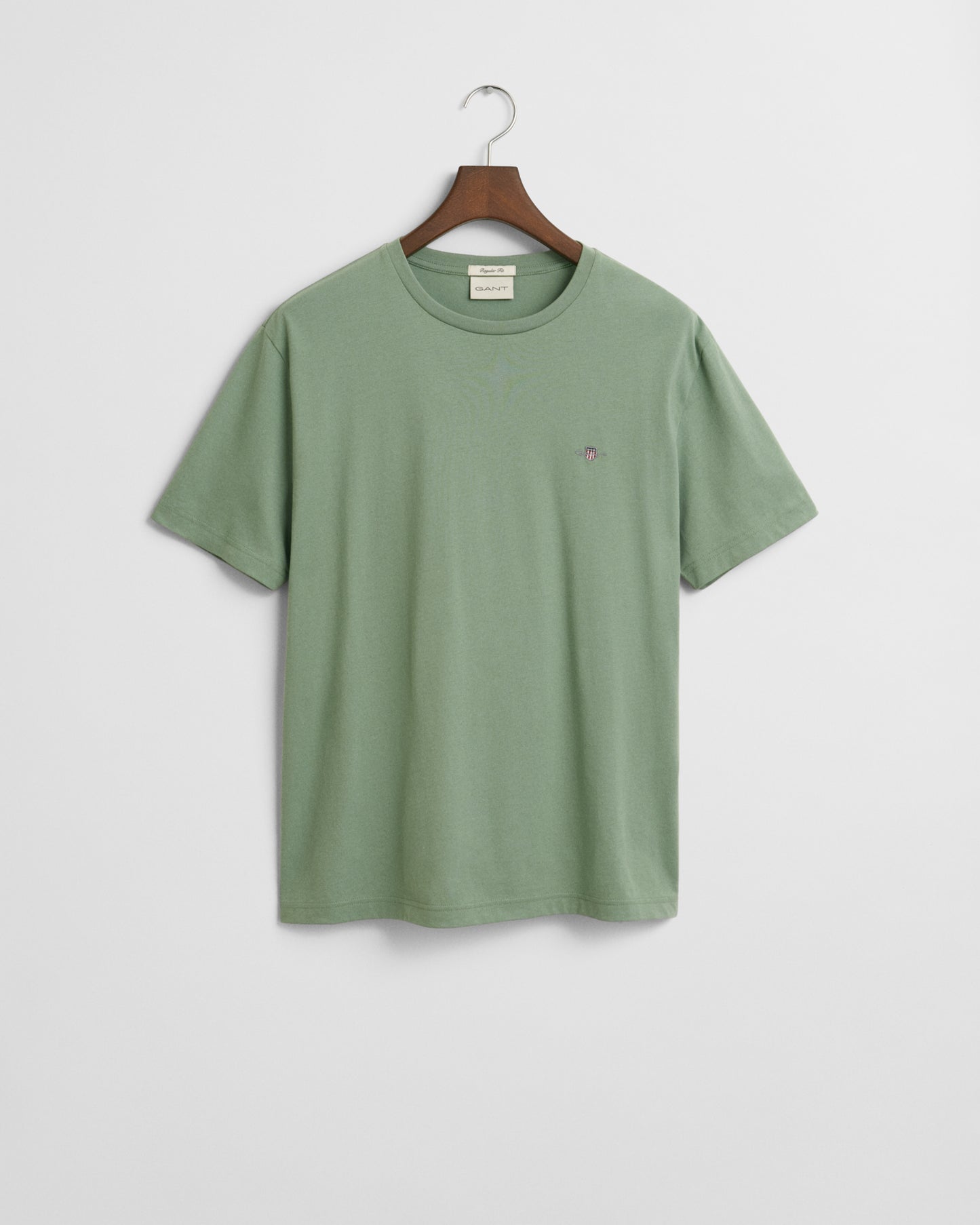 KALAMATA GREEN, REG SHIELD SS T-SHIRT, FLAT-LAY BY GANT AU.