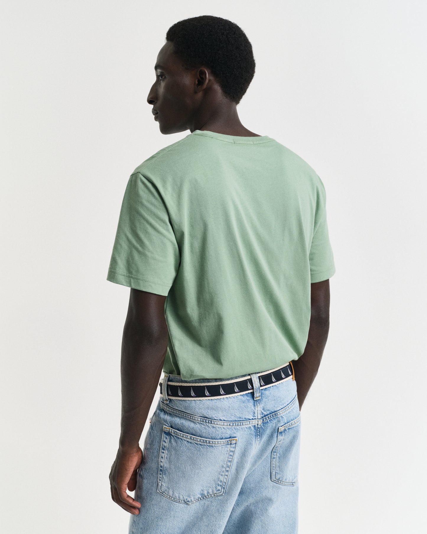 KALAMATA GREEN, REG SHIELD SS T-SHIRT, BACK-VIEW BY GANT AU.