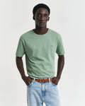 KALAMATA GREEN, REG SHIELD SS T-SHIRT, FRONT-VIEW BY GANT AU.