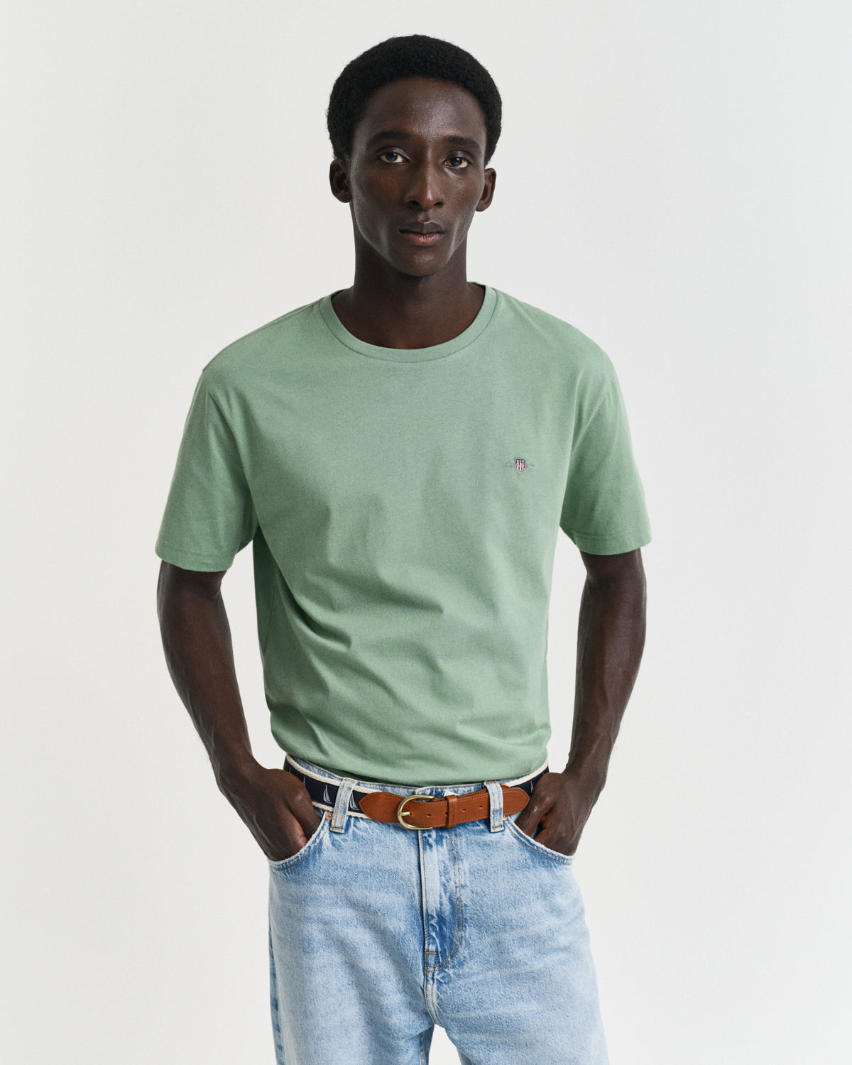 KALAMATA GREEN, REG SHIELD SS T-SHIRT, FRONT-VIEW BY GANT AU.