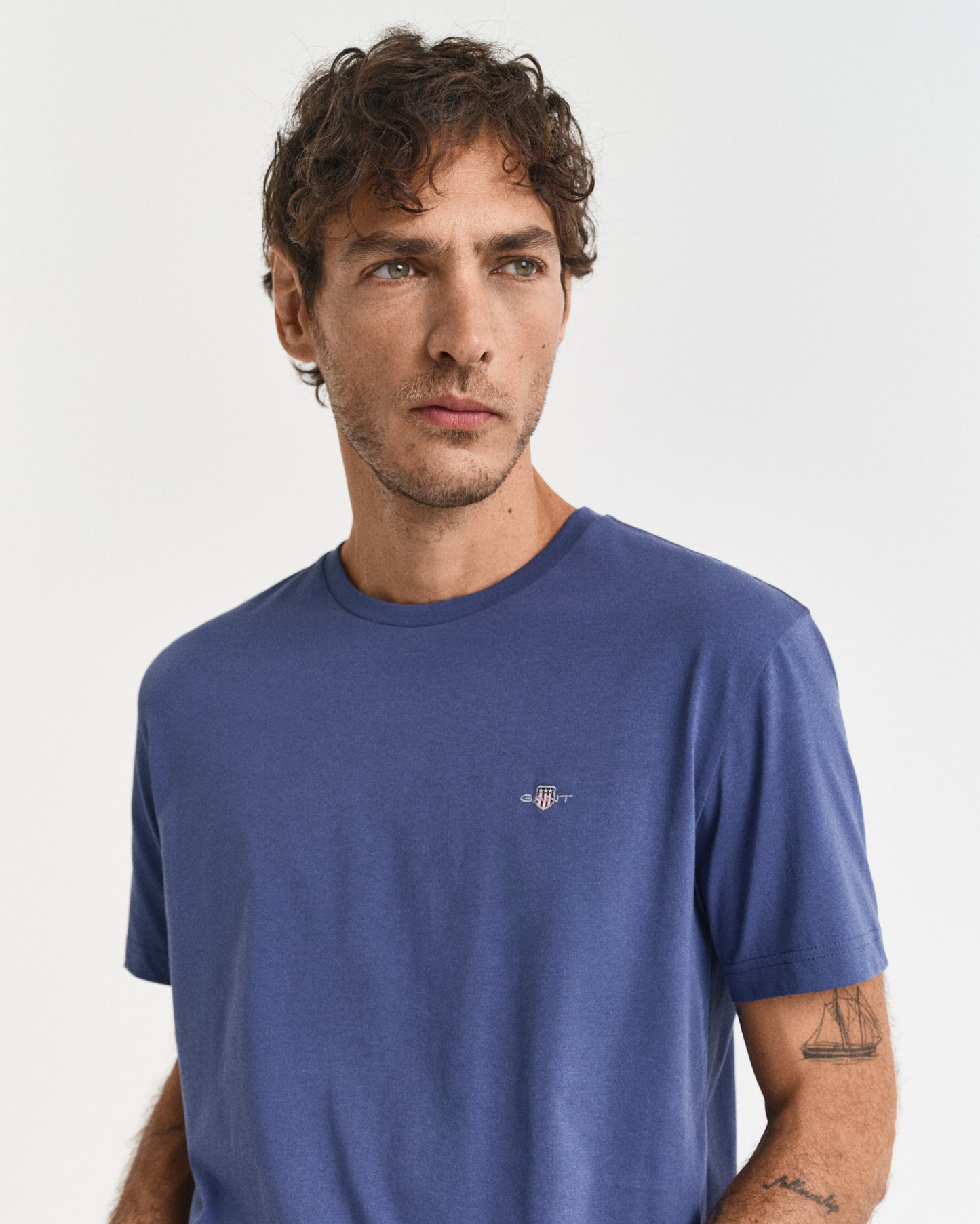 DUSTY NAVY, REG SHIELD SS T-SHIRT, CLOSE-UP BY GANT AU.