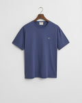 DUSTY NAVY, REG SHIELD SS T-SHIRT, FLAT-LAY BY GANT AU.